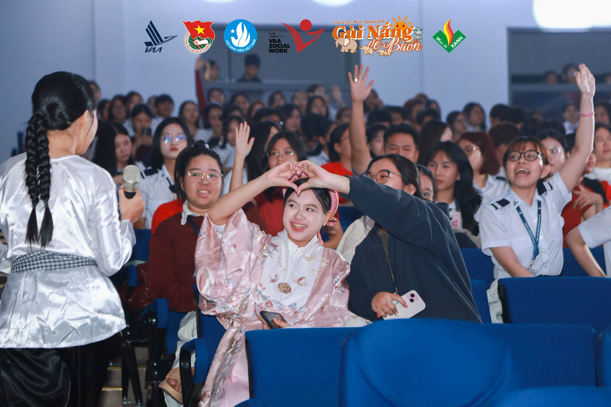 Giao lưu, xuống gần khu vực khán giả và mời khán giả cùng tham gia chương trình.