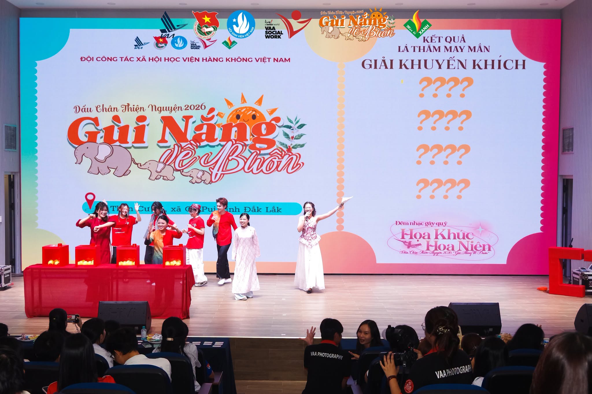 Hoạt động hát lô tô để tìm ra các chủ nhân may mắn của những lá thăm.