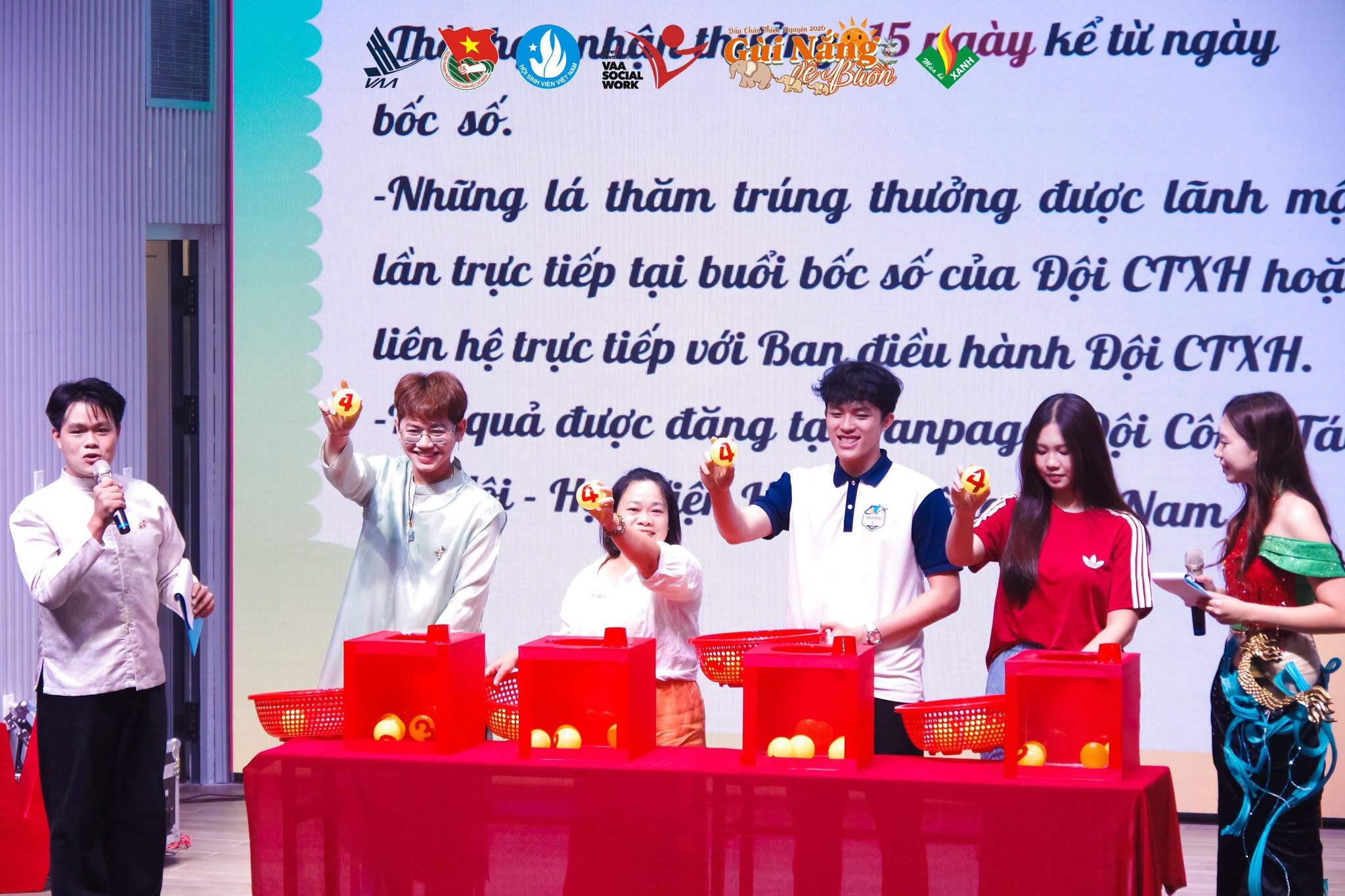 Các khán giả cùng nhau bốc các con số may mắn.