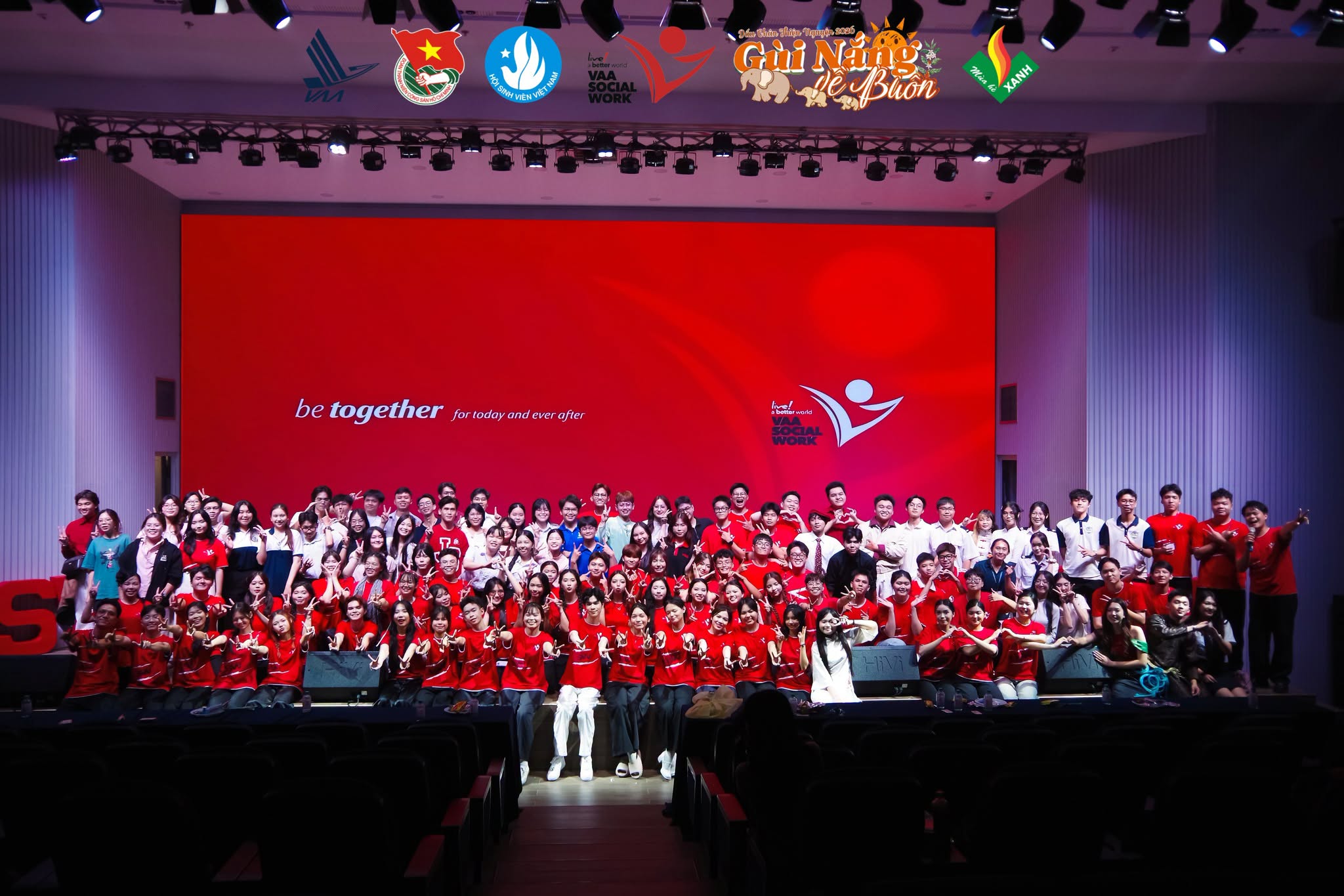 Tập thể Đội Công tác Xã hội - Học viện Hàng Không Việt Nam.