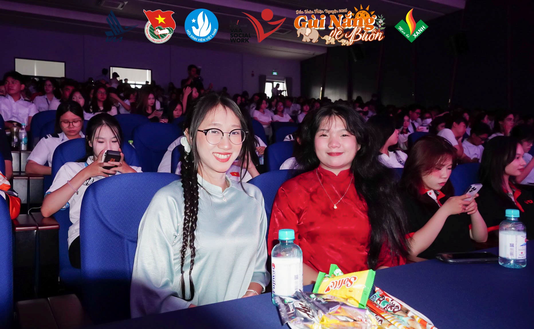 Các khán giản và khách mời tham gia đêm nhạc.