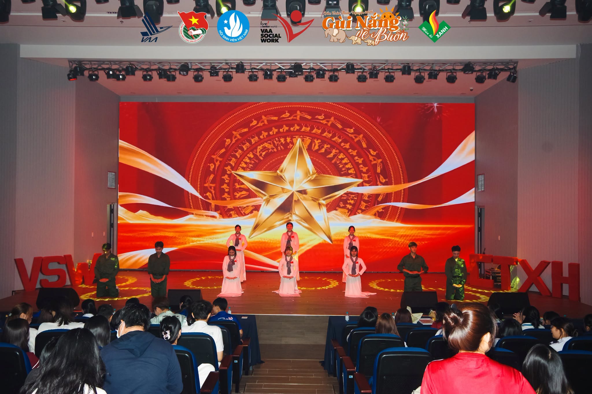 Tiết mục có nội dung ca ngợi quê hương, lịch sử và lòng yêu nước