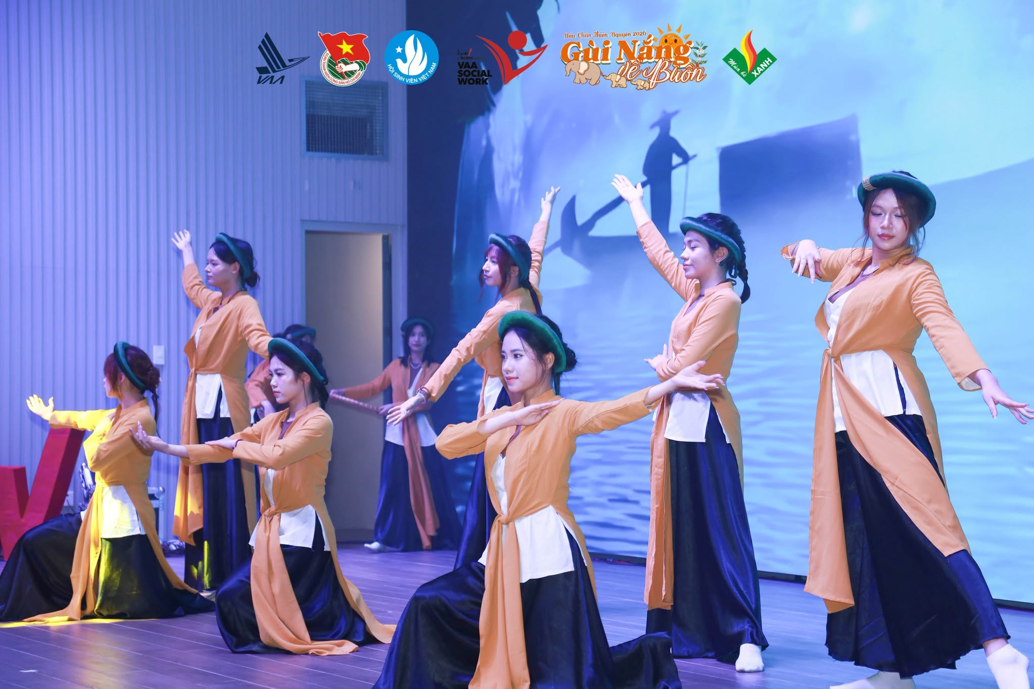 Tiết mục múa truyền thống sử dụng chất liệu văn hóa dân tộc.