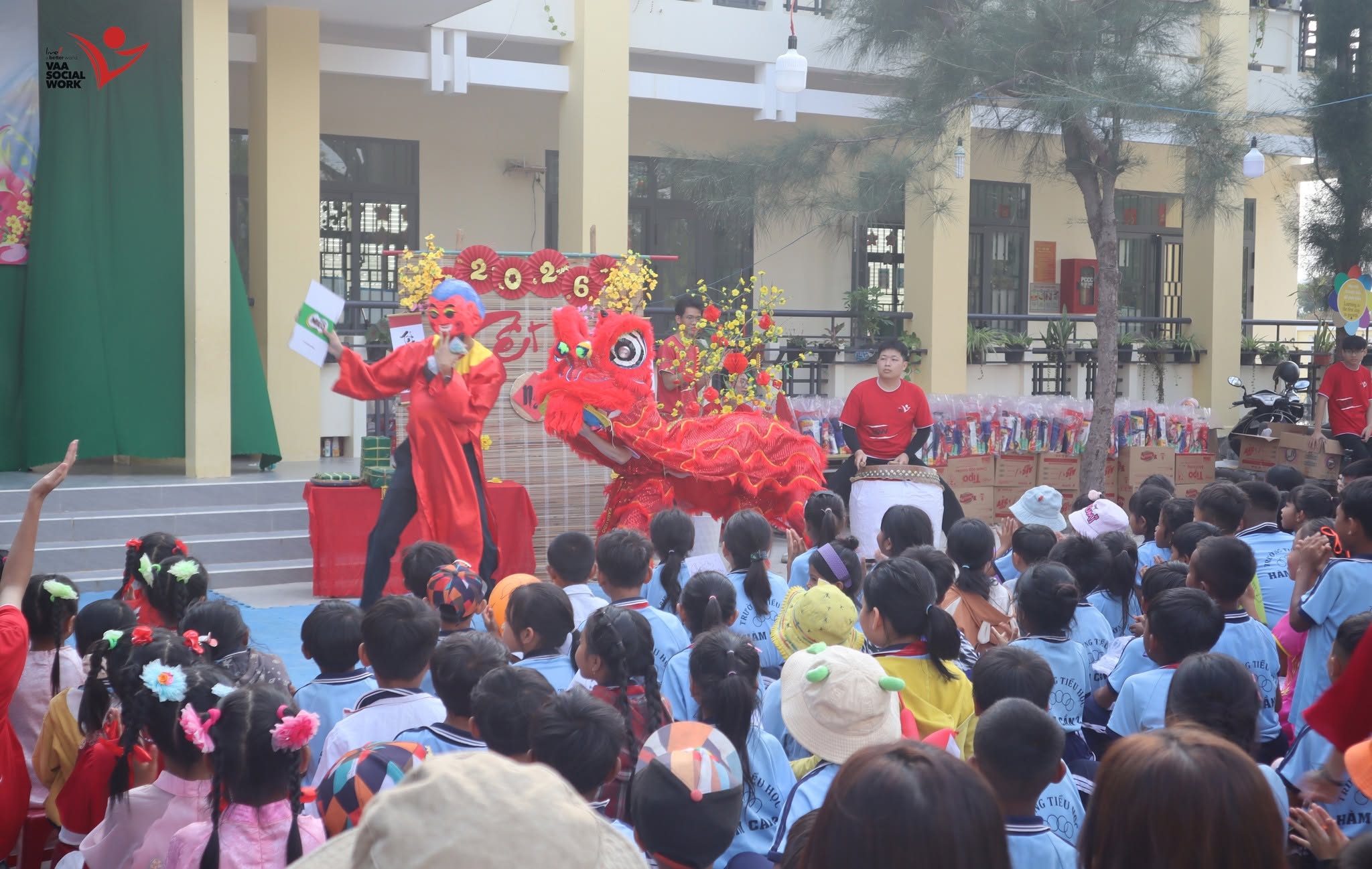 Hoạt động múa lân chào mừng năm mới.