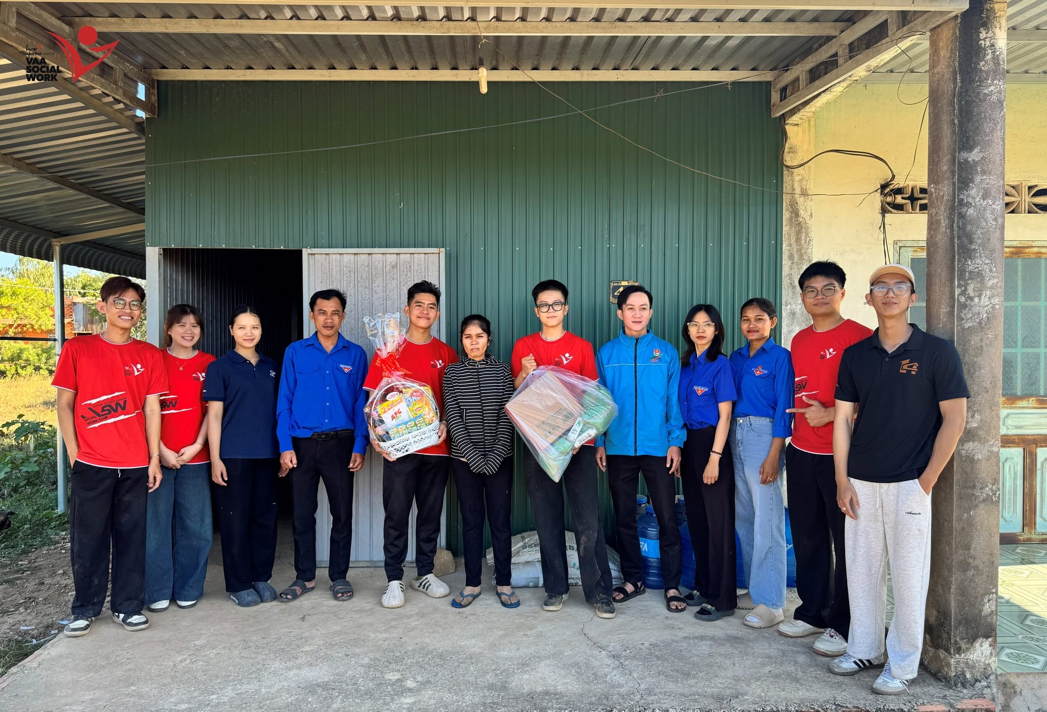 Các bạn thành viên Đội đến thăm và trao quà cho người dân địa phương.