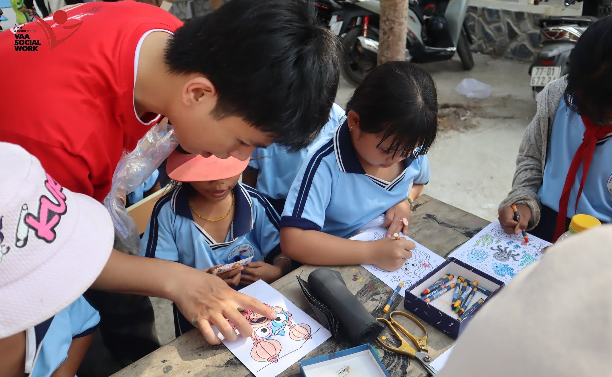 Các em học sinh tham gia các trò chơi tại gian hàng trò chơi.
