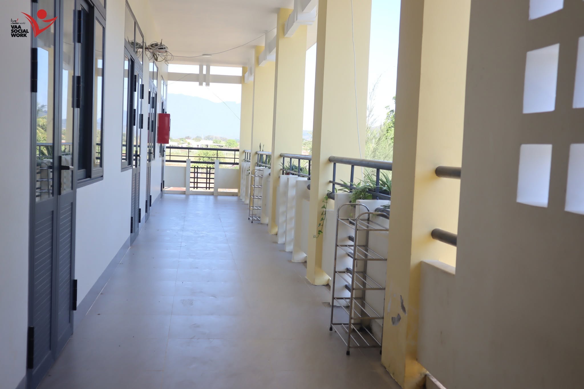 Đội bàn giao các bộ kệ giày cho nhà trường.