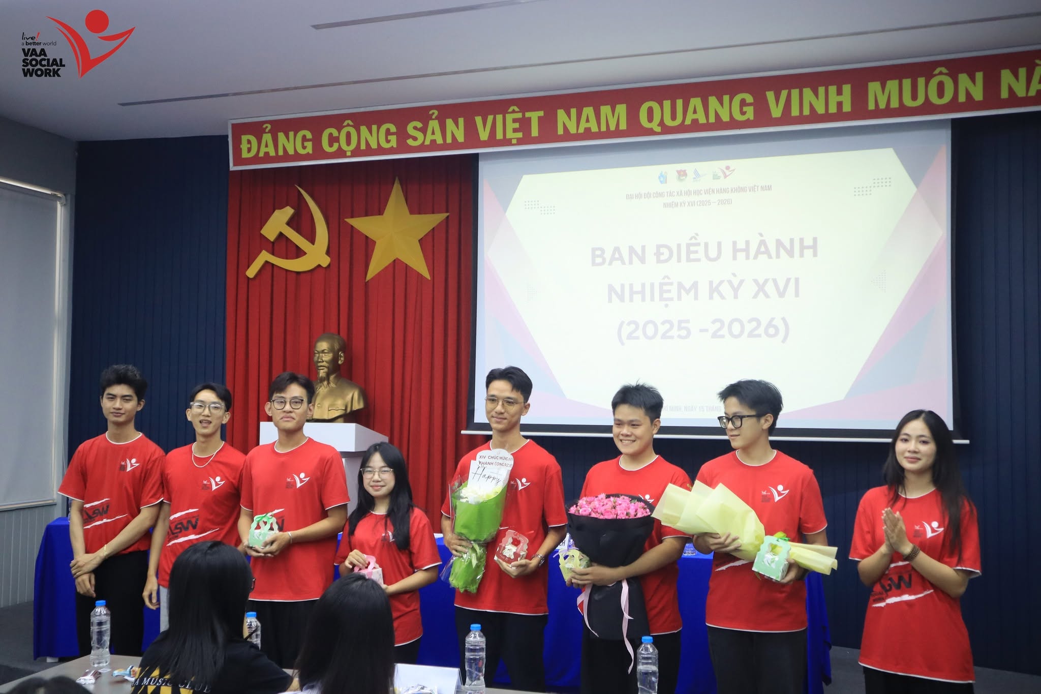 Các anh chị Cựu chúc mừng Ban Điều hành nhiệm kỳ XVI.