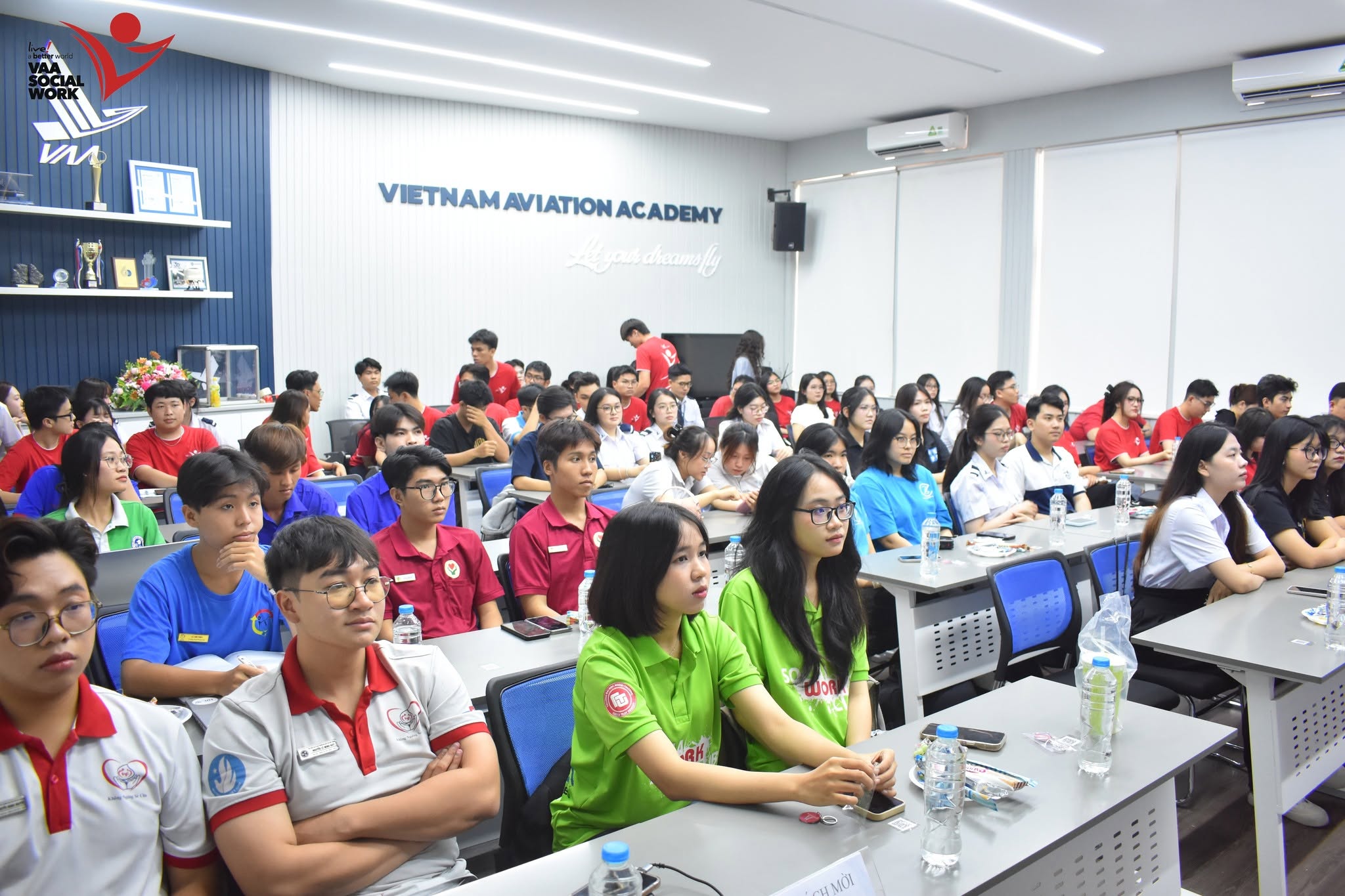 Các vị khách mời tham gia Đại hội.