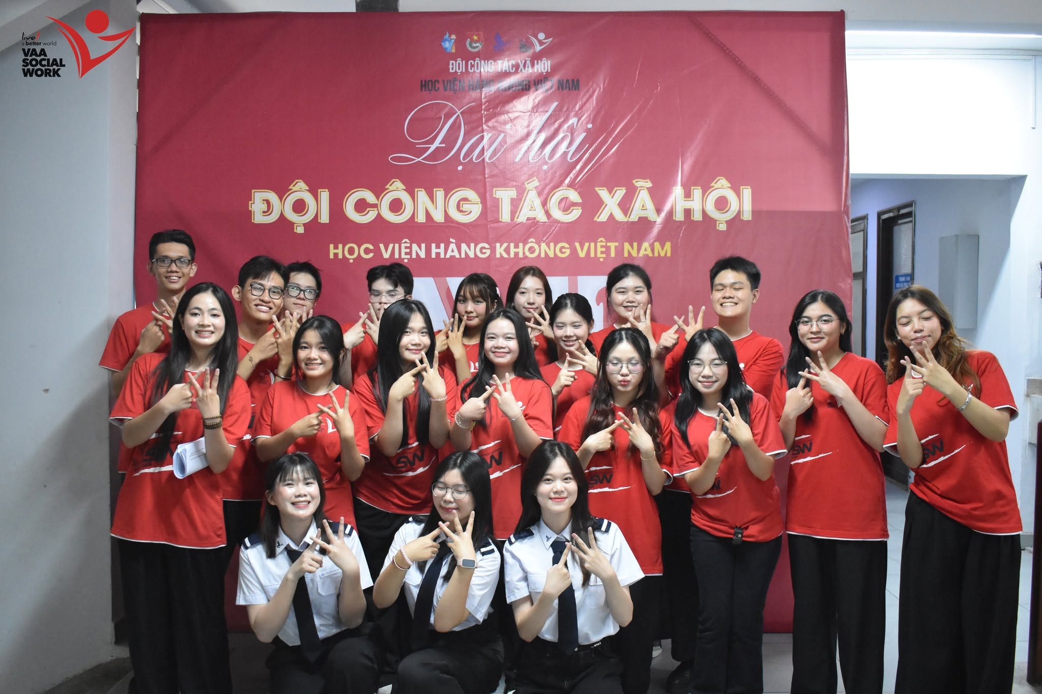 Các thành viên và Ban Điều hành cùng nhau checkin trước Đại hội.