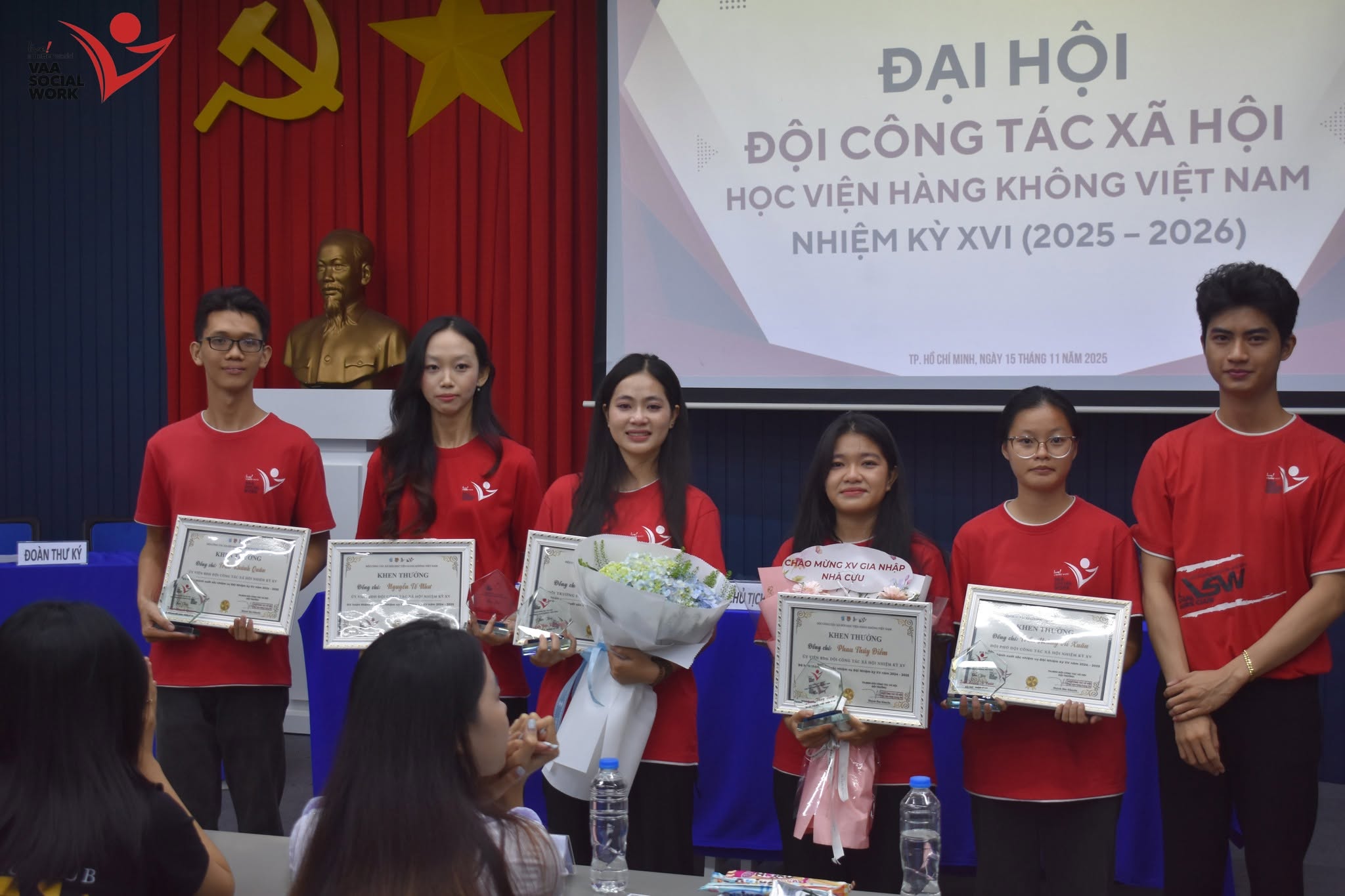 Anh chị Cựu Ban Điều hành trao tặng hoa tri ân Ban Điều hành nhiệm kỳ XV.