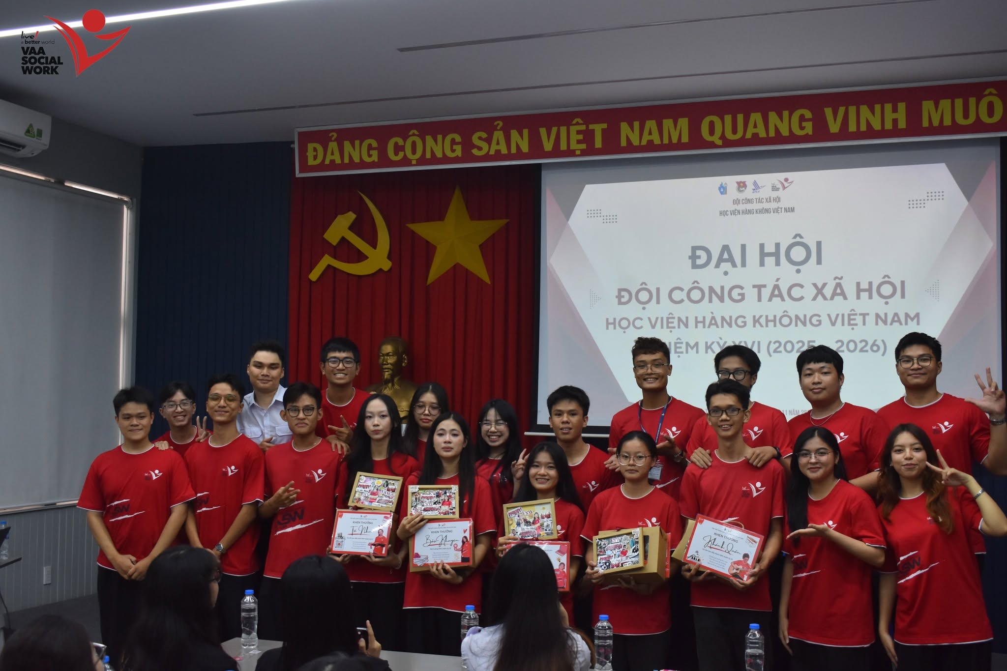 Các thành viên cùng những món quà tri ân Ban Điều hành nhiệm kỳ XV.