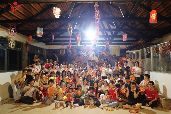 Trong chương trình Trăng Yêu Thương.