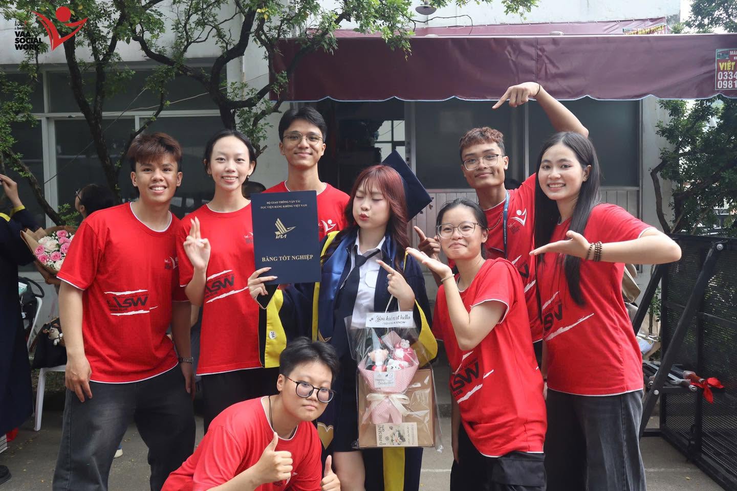 Ban Điều hành cùng các thành viên chúc mừng tốt nghiệp các anh chị.
