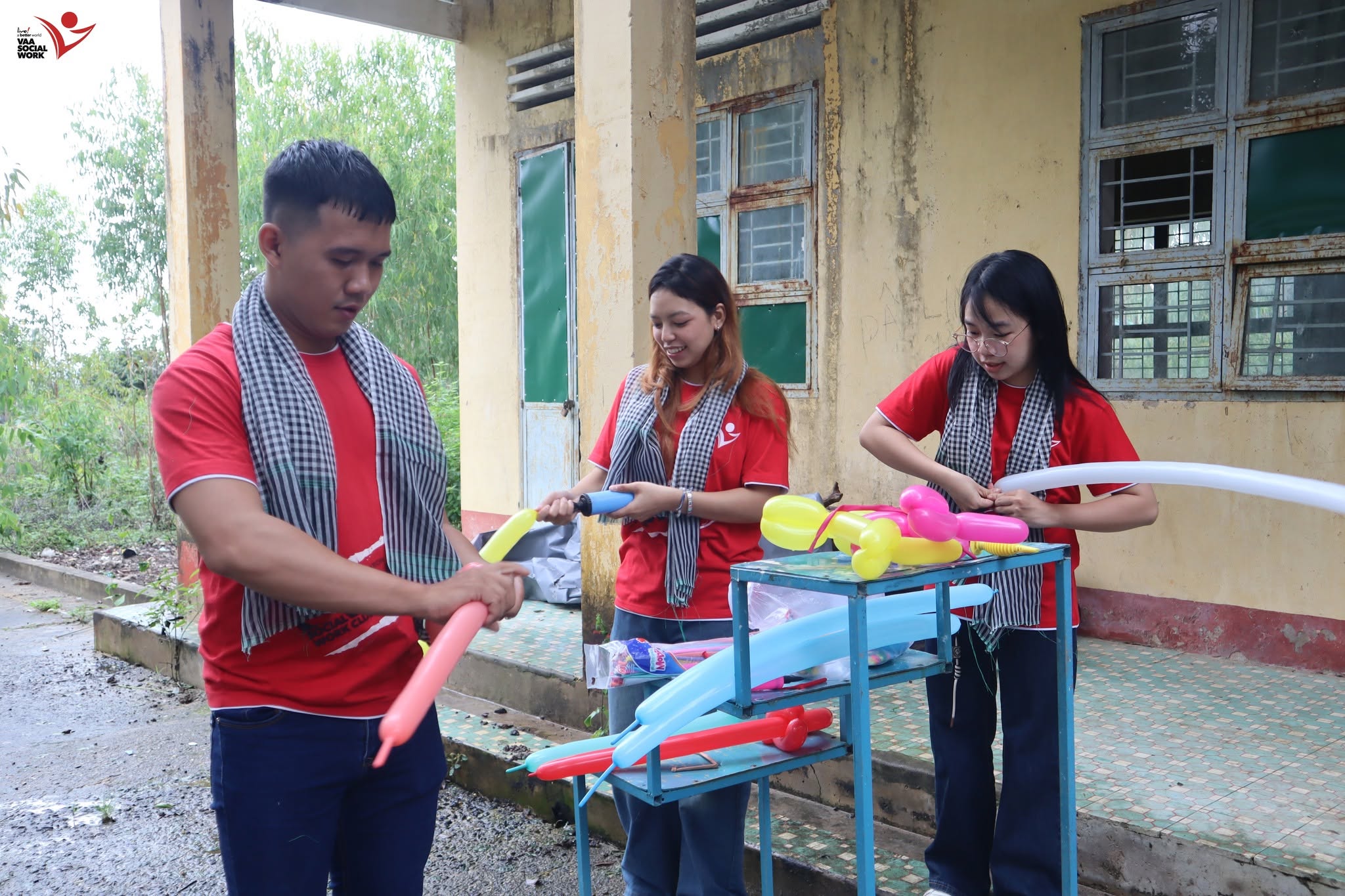 Các bạn thành viên đang chuẩn bị các món quà cho các em học sinh.