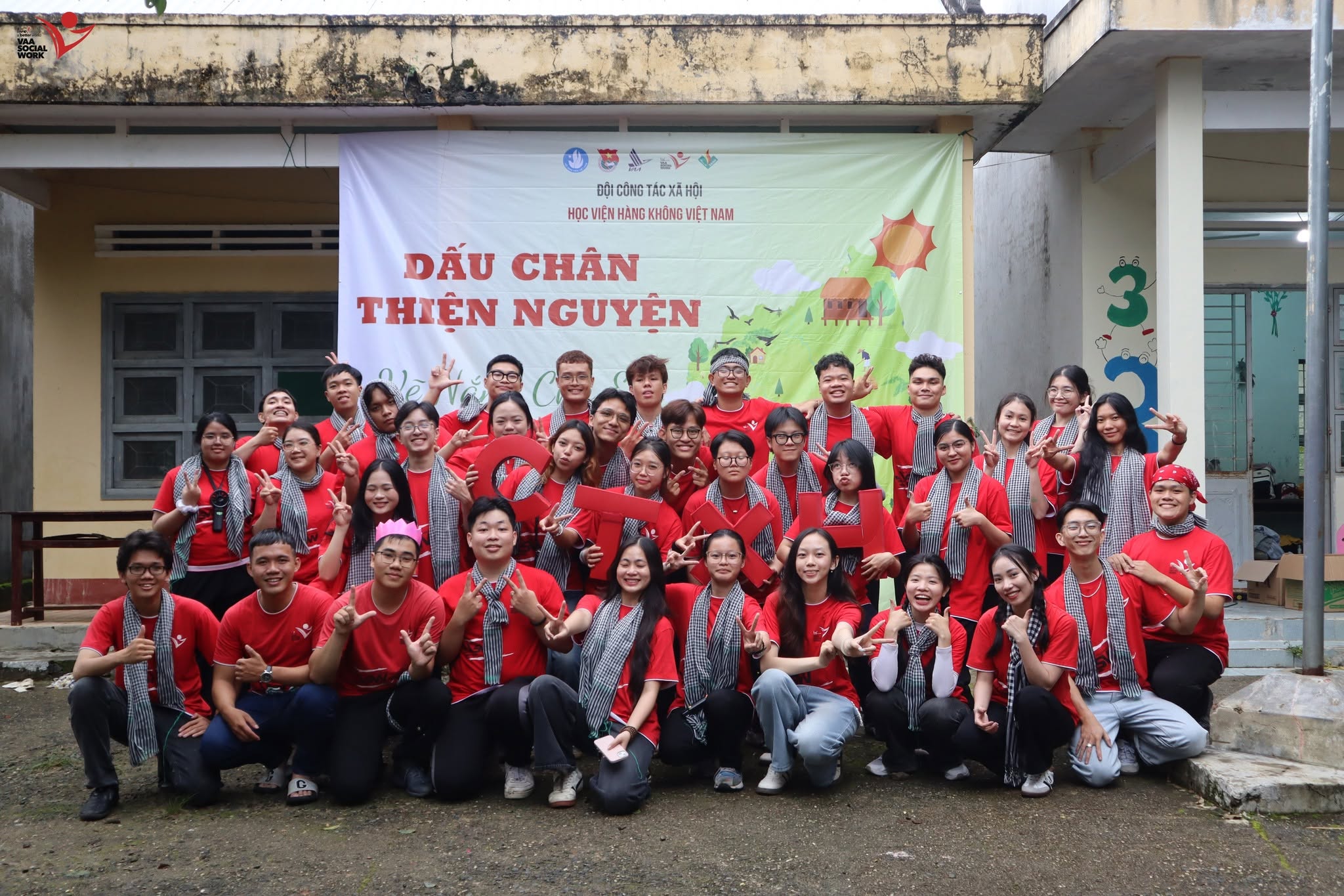 Tập thể thành viên và cộng tác viên tại Trường Phân hiệu Làng Đê B’Tứk.