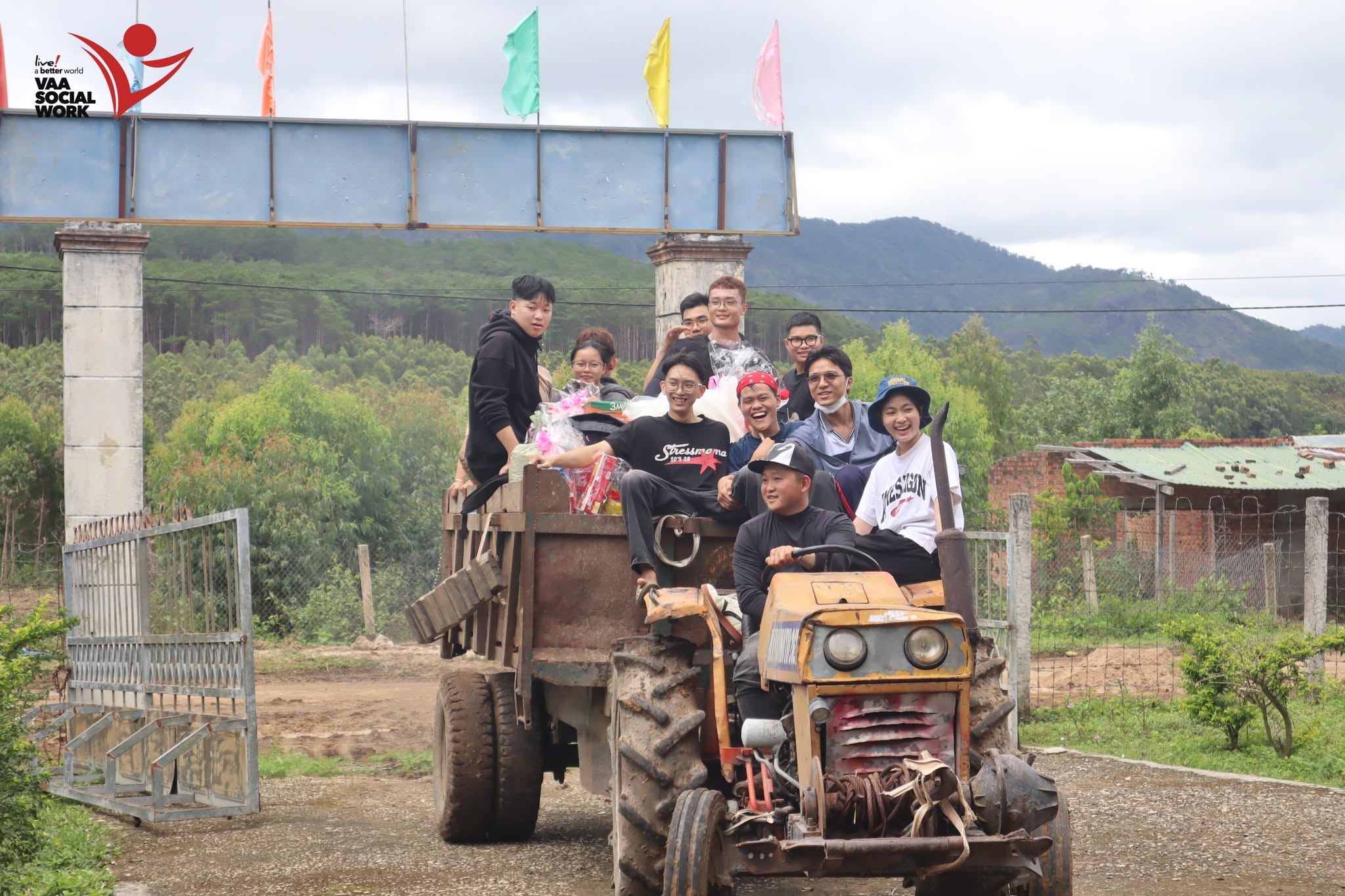 Do trời mưa đường xấu nên Đội phải di chuyển bằng xe công nông vào điểm trưởng.