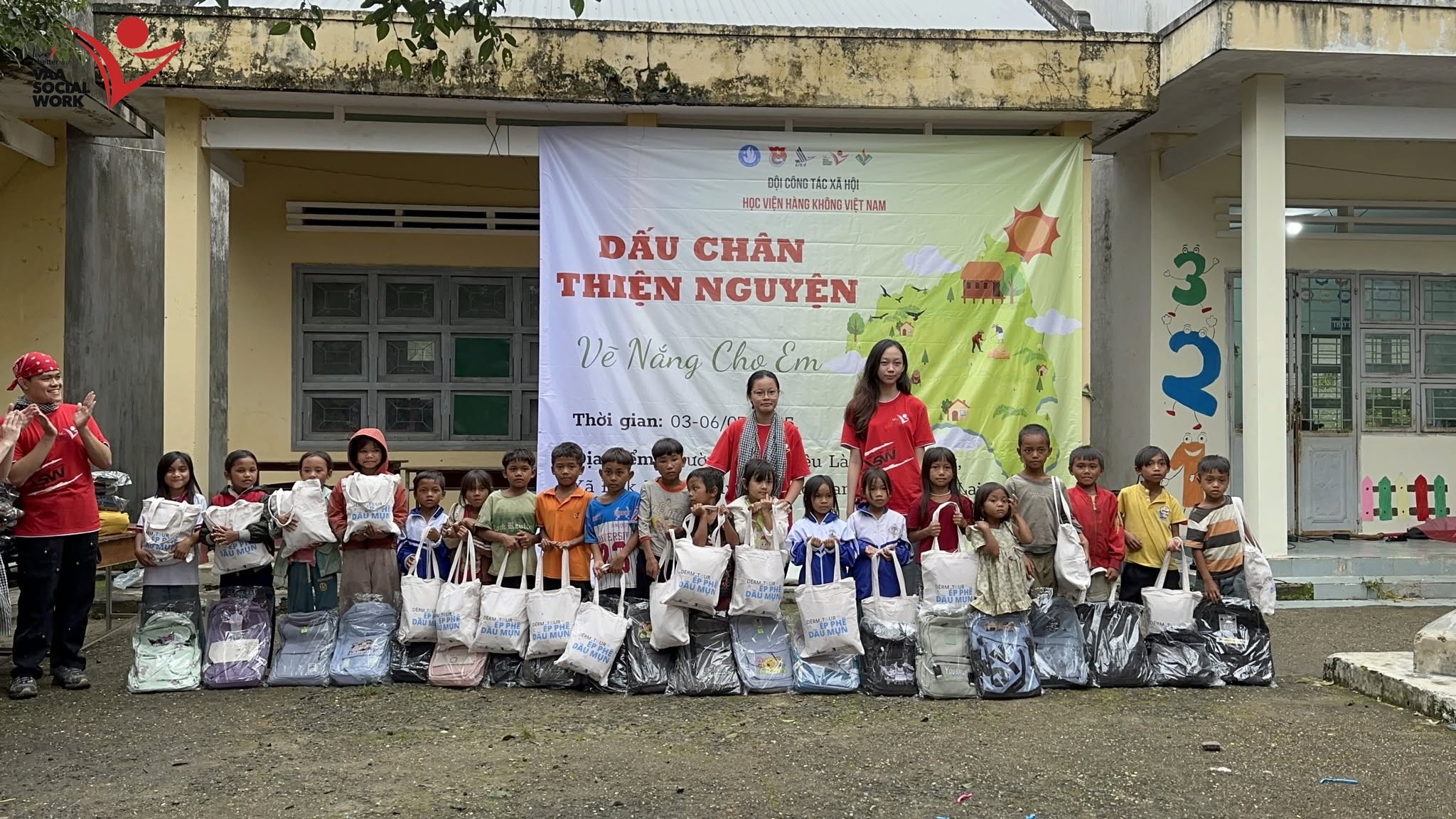 Các em học sinh đang xếp hàng để nhận những phần quà.