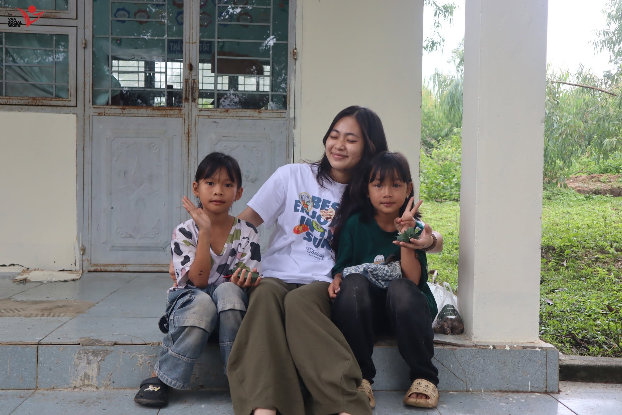 Giao lưu cùng các em học sinh ở địa phương.