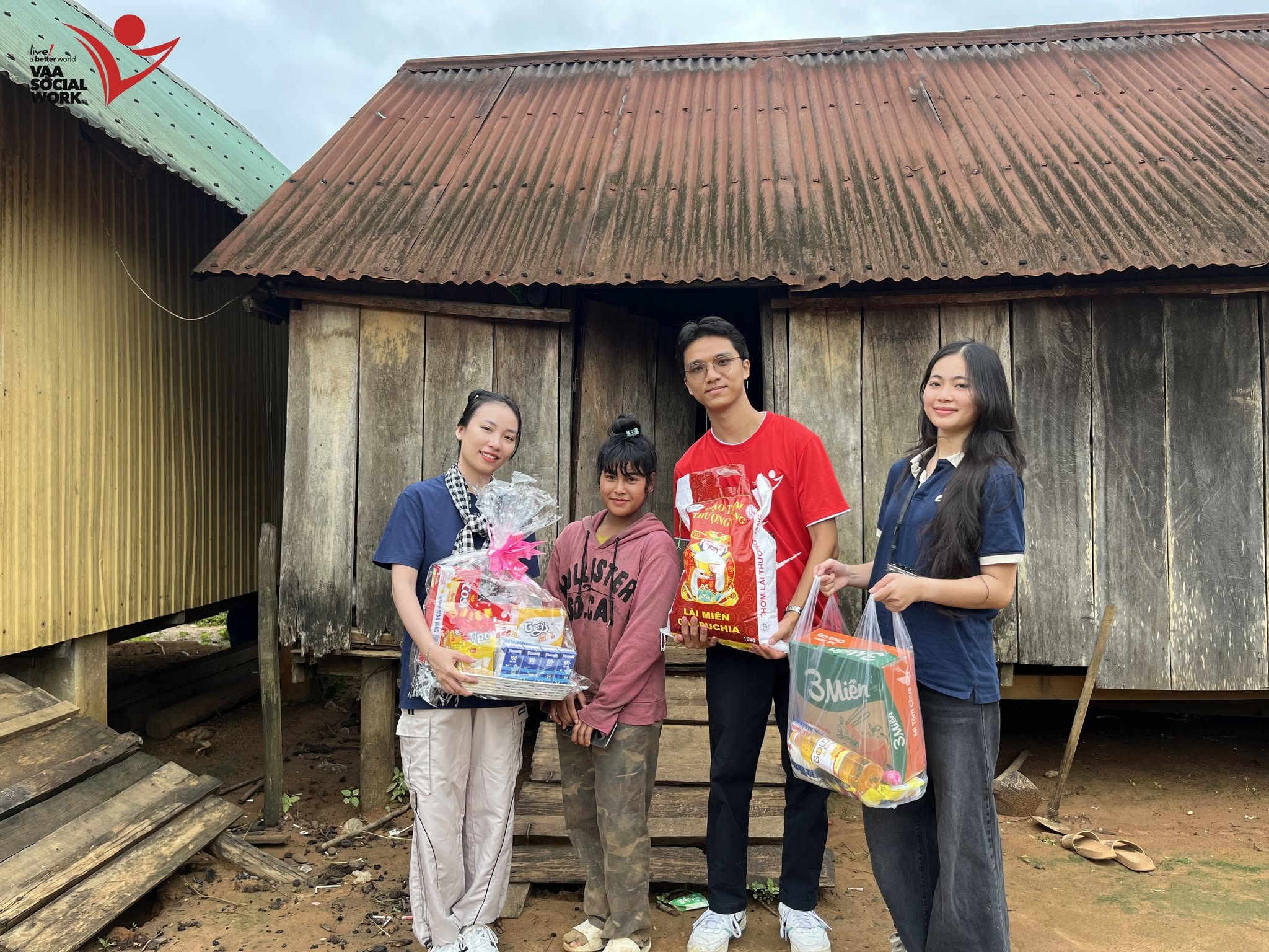 Những phần quà được gửi đến các hộ gia đình có hoàn cảnh khó khăn.