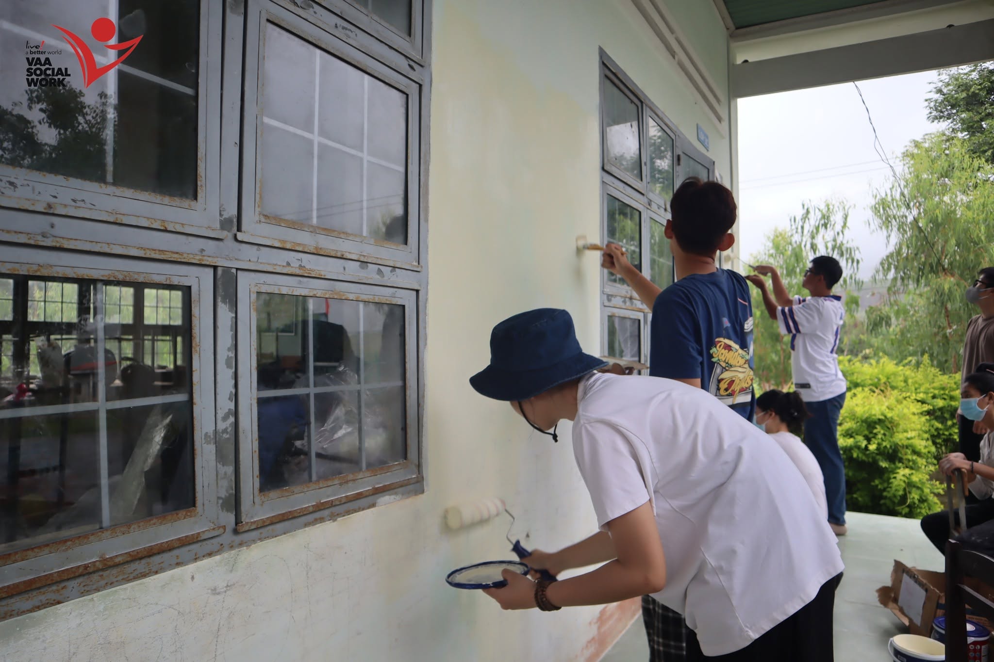 Các bạn thành viên đang sơn sửa lại điểm trường.