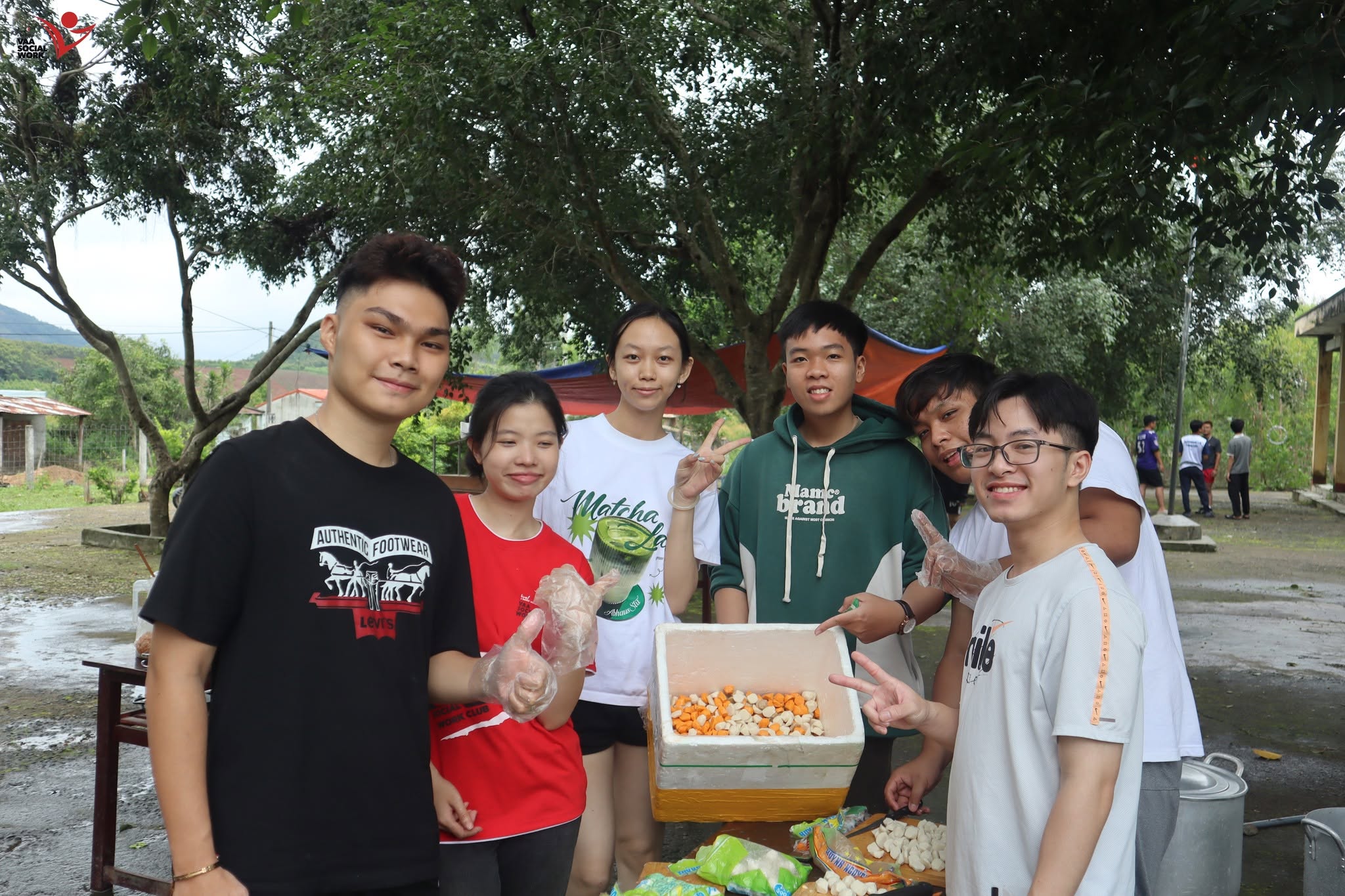 Các thành viên team Ẩm thực đang chuẩn bị cho chương trình.