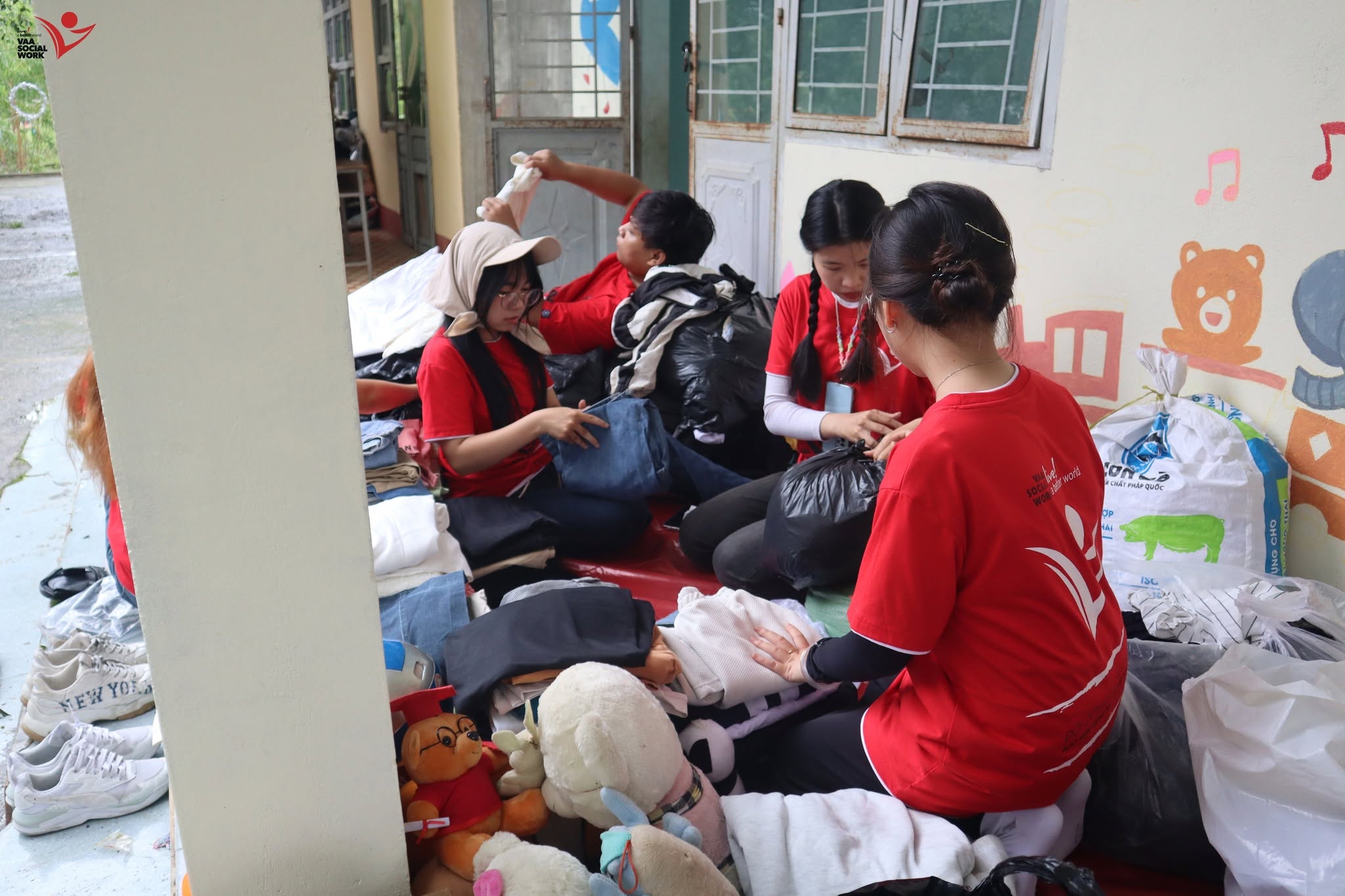 Các bạn thành viên đang chuẩn bị cho gian hàng 0 đồng.