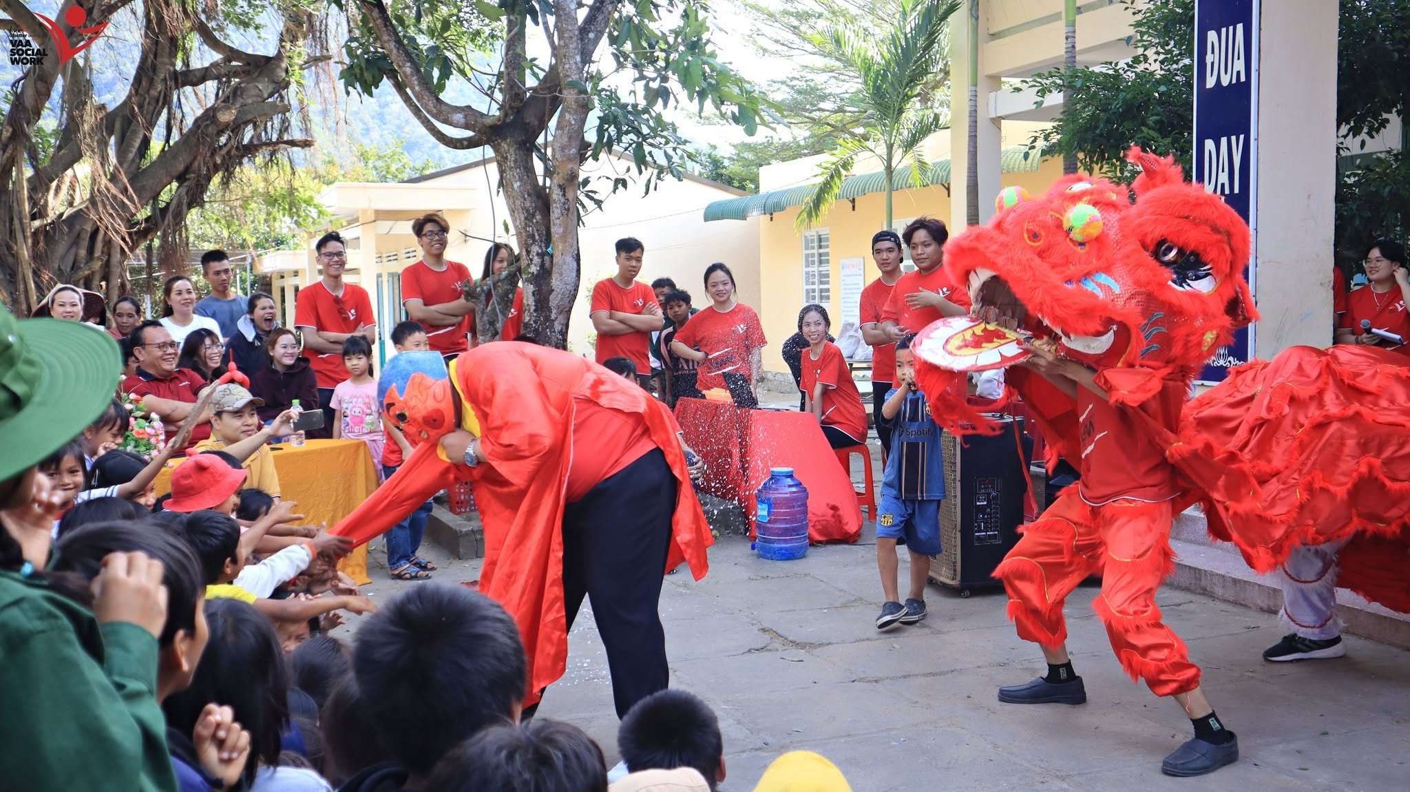 Tiết mục múa lân mang đậm nét truyền thống Tết.