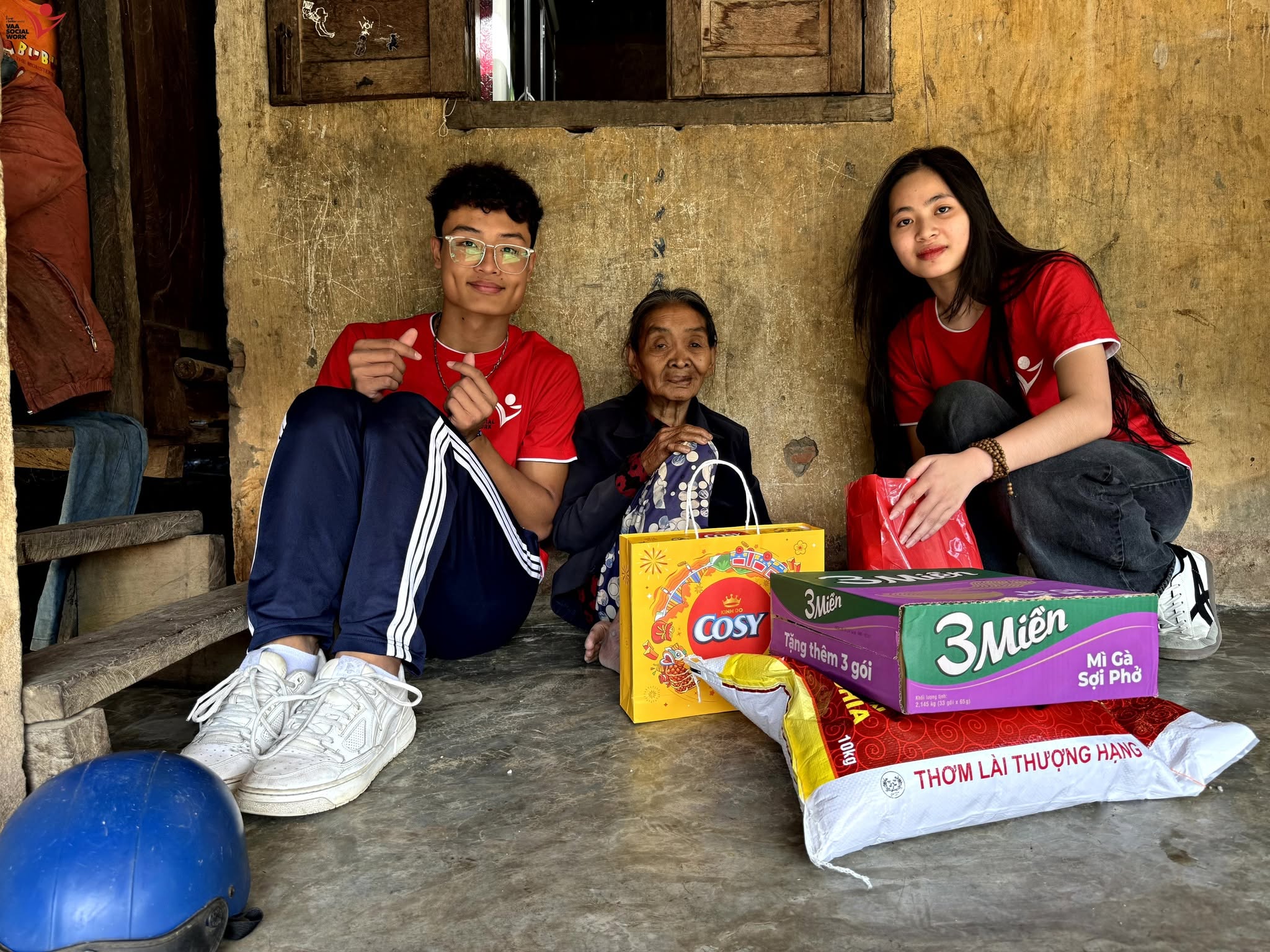 Thăm hỏi và trao gửi những phần quà đến người dân địa phương. Thăm hỏi và trao gửi những phần quà đến người dân địa phương.