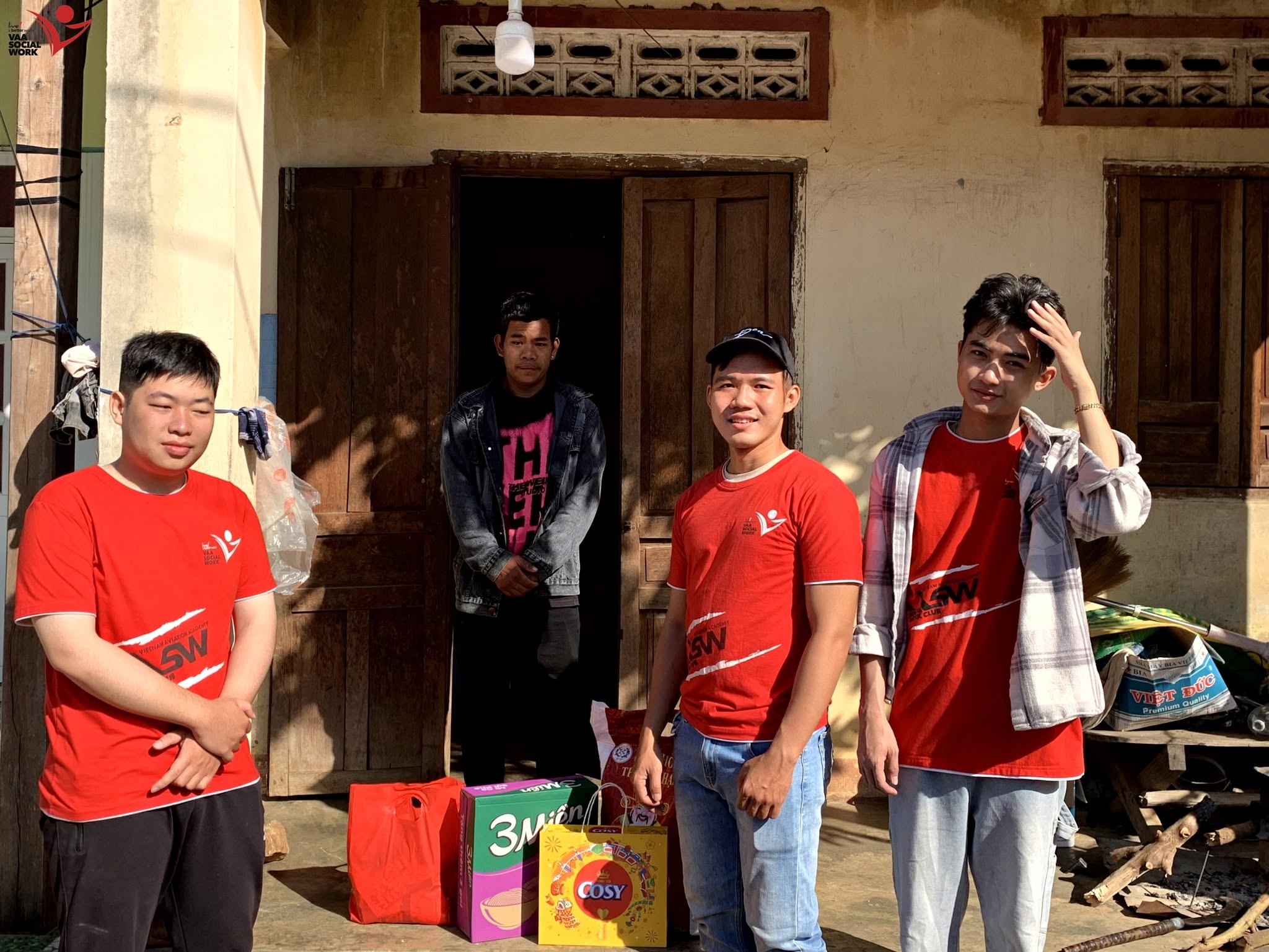 Thăm hỏi và trao gửi những phần quà đến người dân địa phương.
