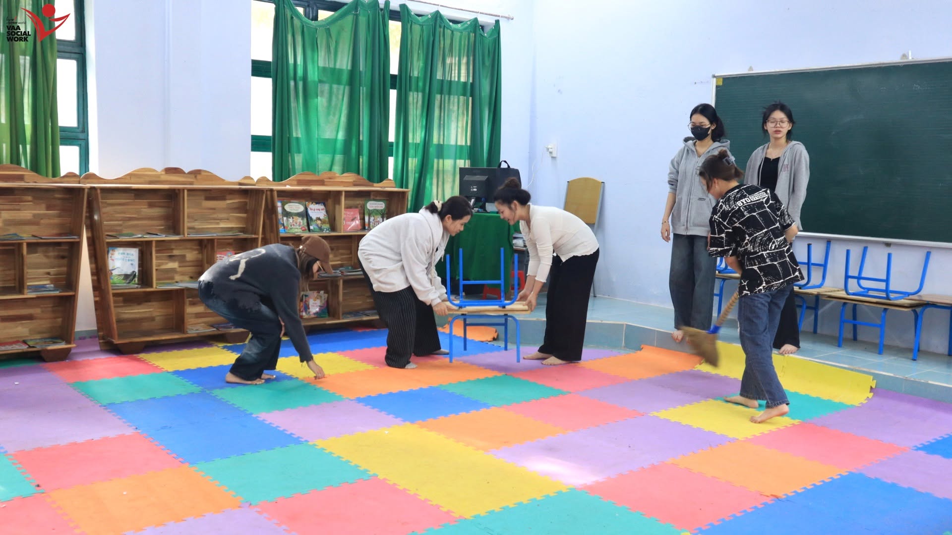 Thành viên và Cộng tác viên đang dọn dẹp điểm trường.)