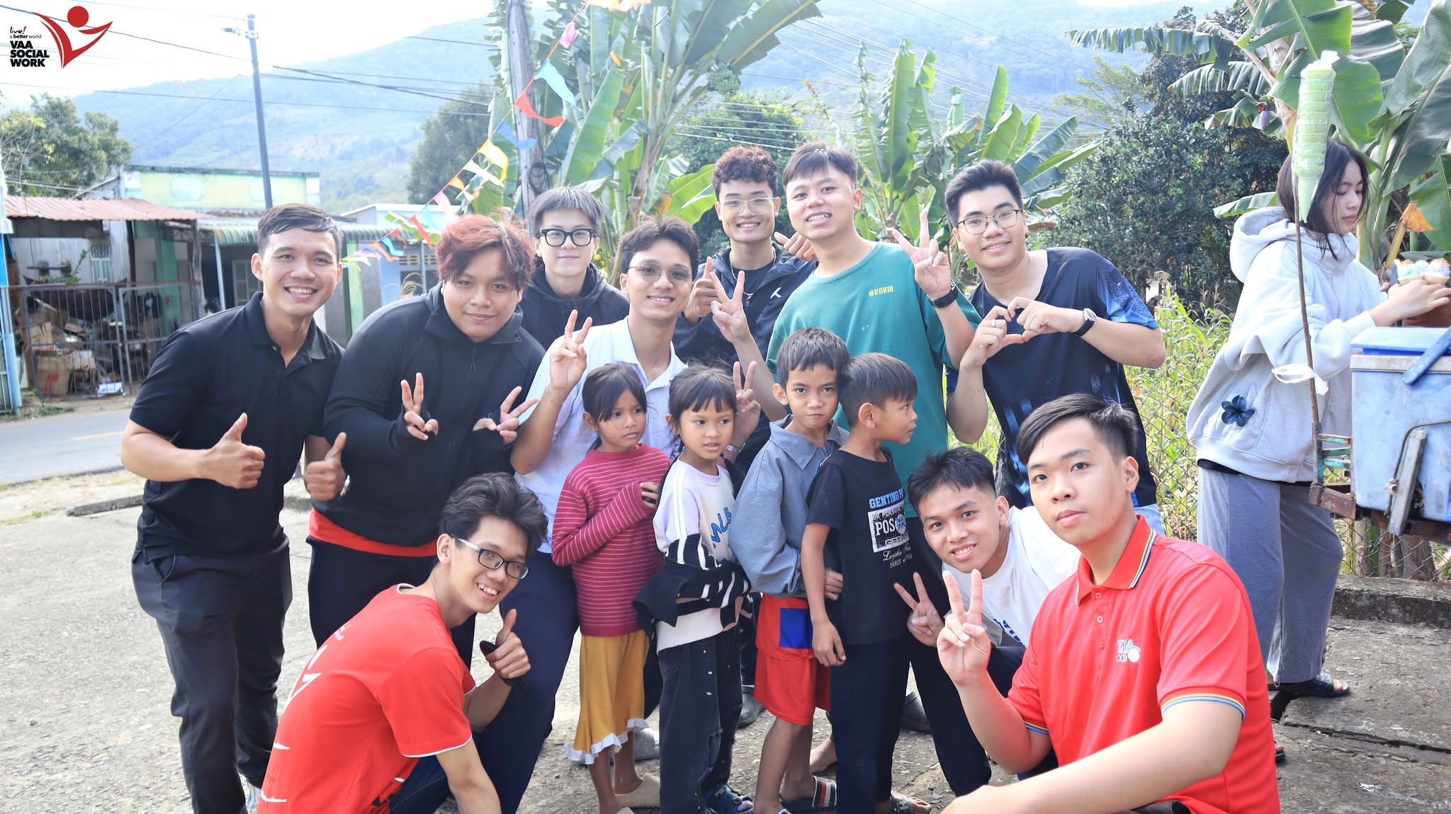 Giao lưu cùng các em nhỏ tại địa phương.