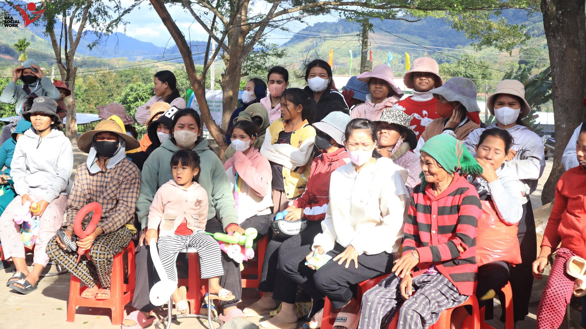 Bà con địa phương tham gia chương trình.