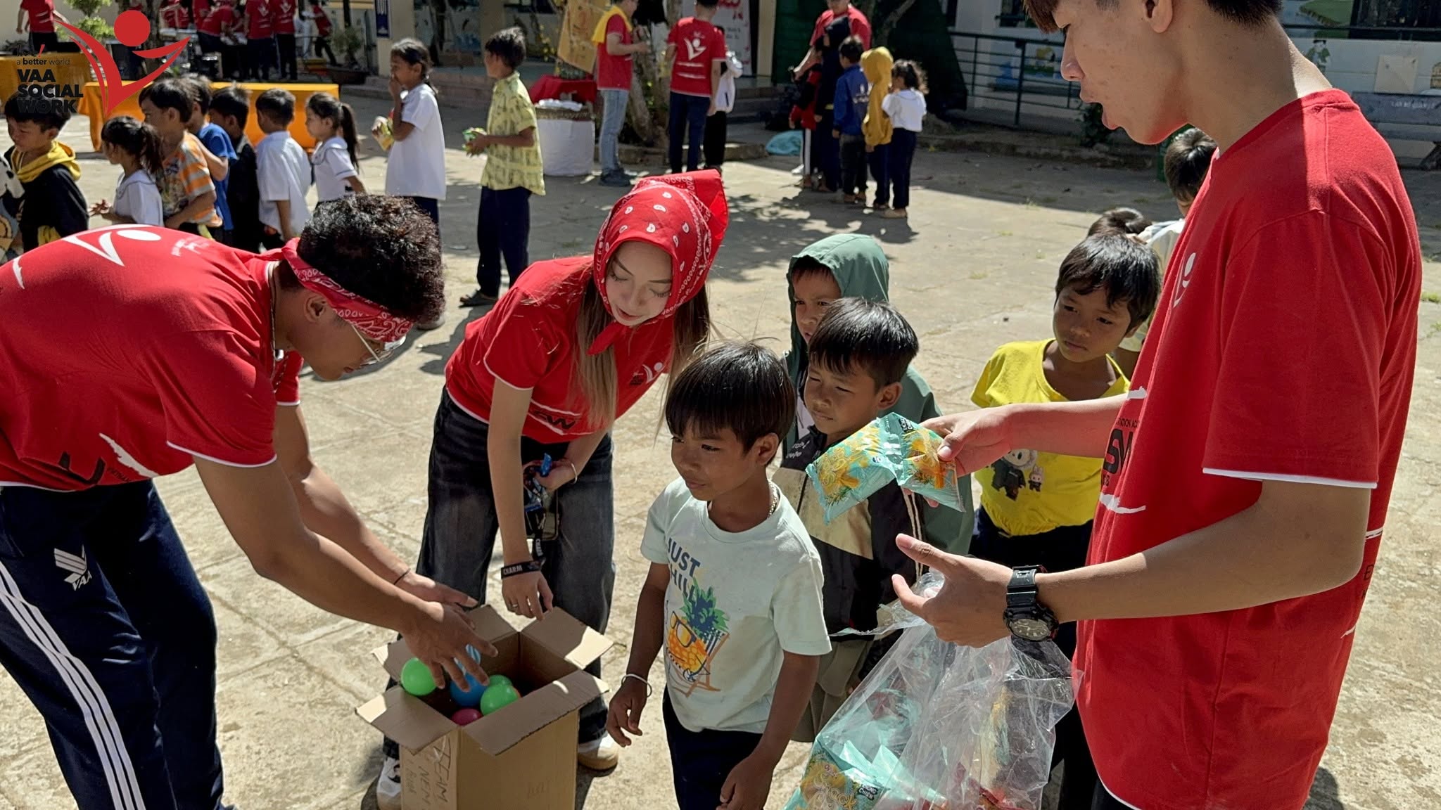 Các em nhỏ đang tham gia các trò chơi.