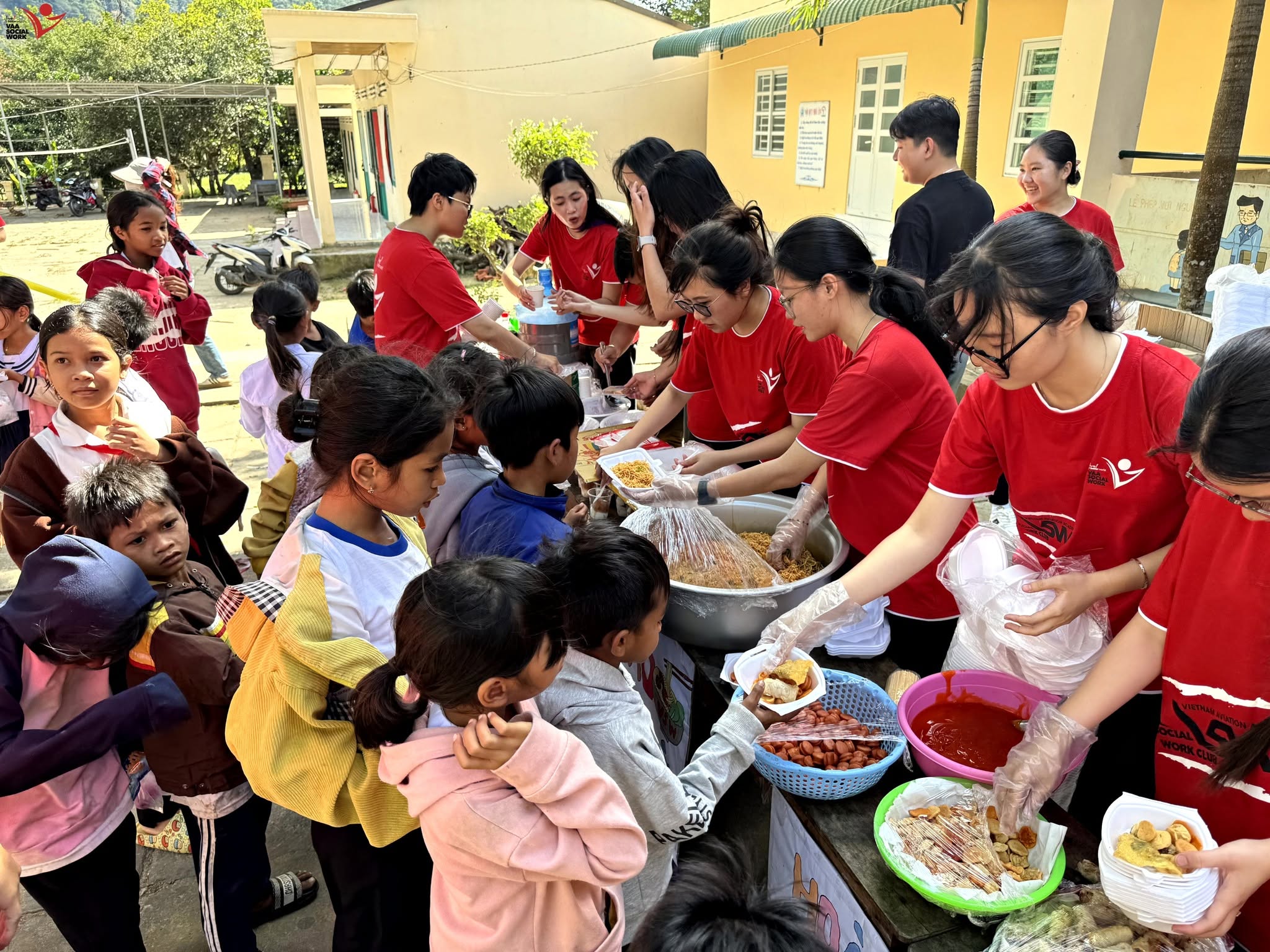 Các em nhỏ đang xếp hàng nhận các món ăn.