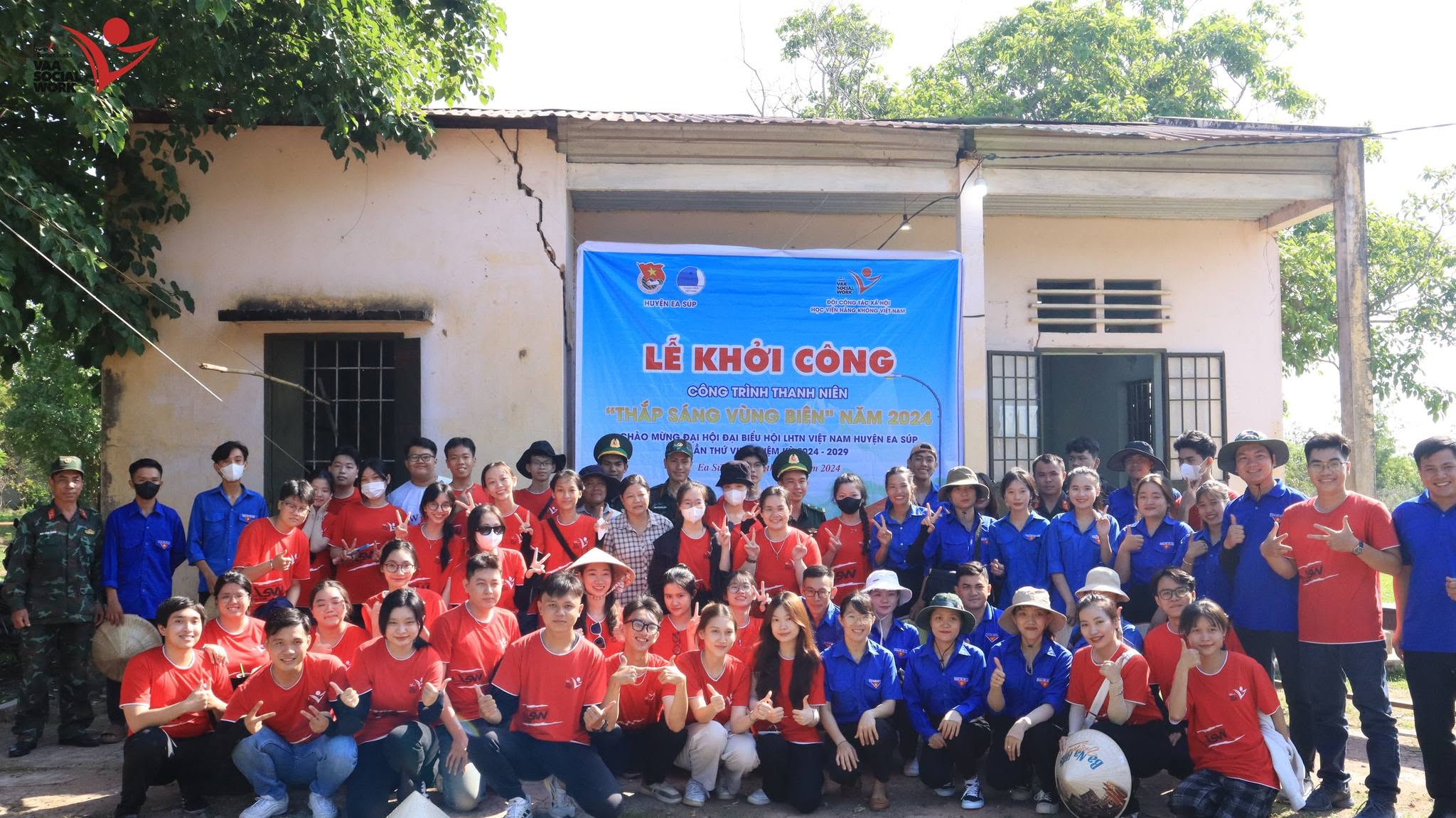 Tập thể Đội CTXH và người dân địa phương tại lễ khởi công côn trình thanh niên "Thắp Sáng Vùng Biên".