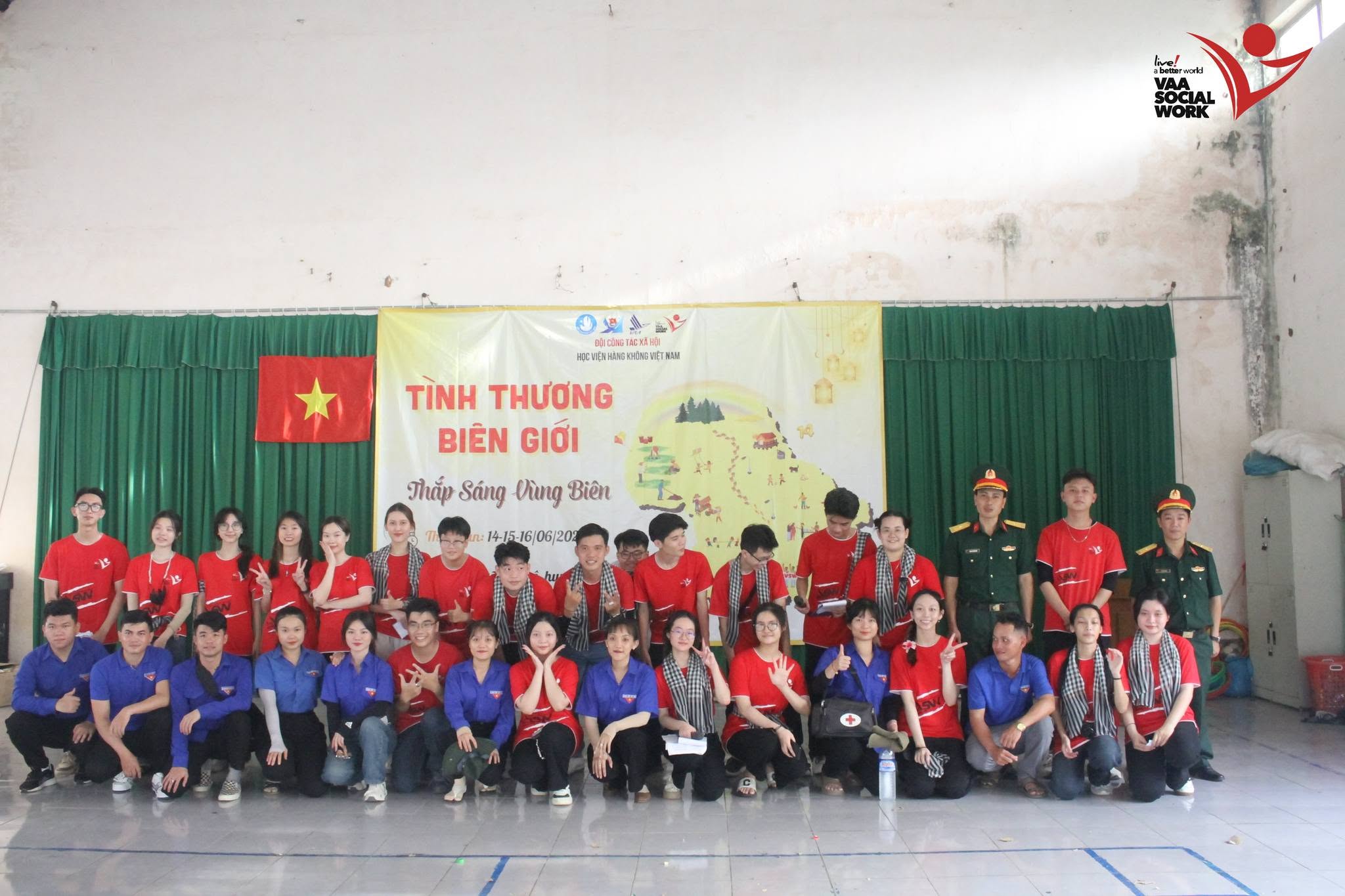 Tập thể Đội, Đoàn thanh niên Xã và các chú Quân nhân tại địa phương. Tập thể Đội, Đoàn thanh niên Xã và các chú Quân nhân tại địa phương.