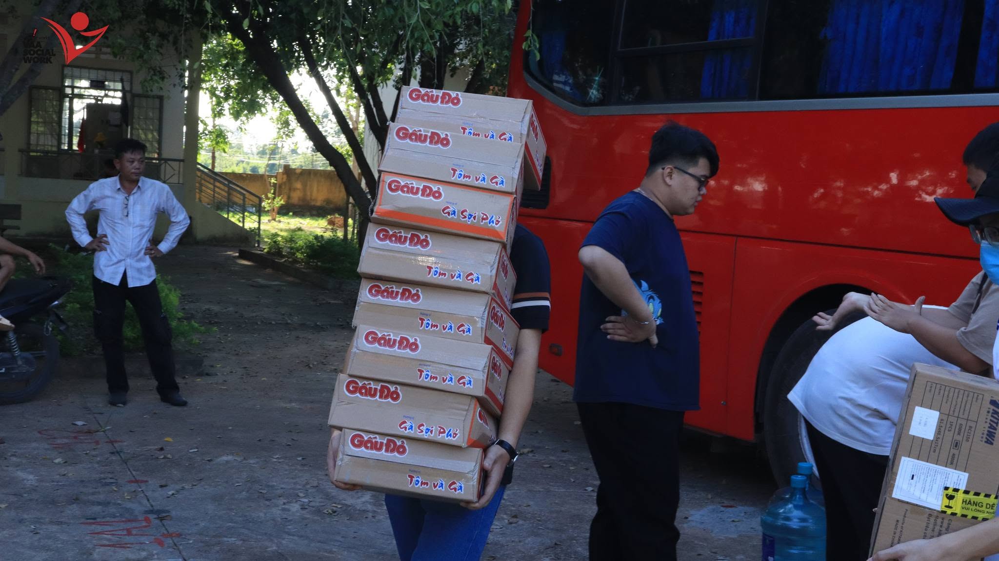 Công tác vận chuyển quà, đồ đạc vào điểm trường.