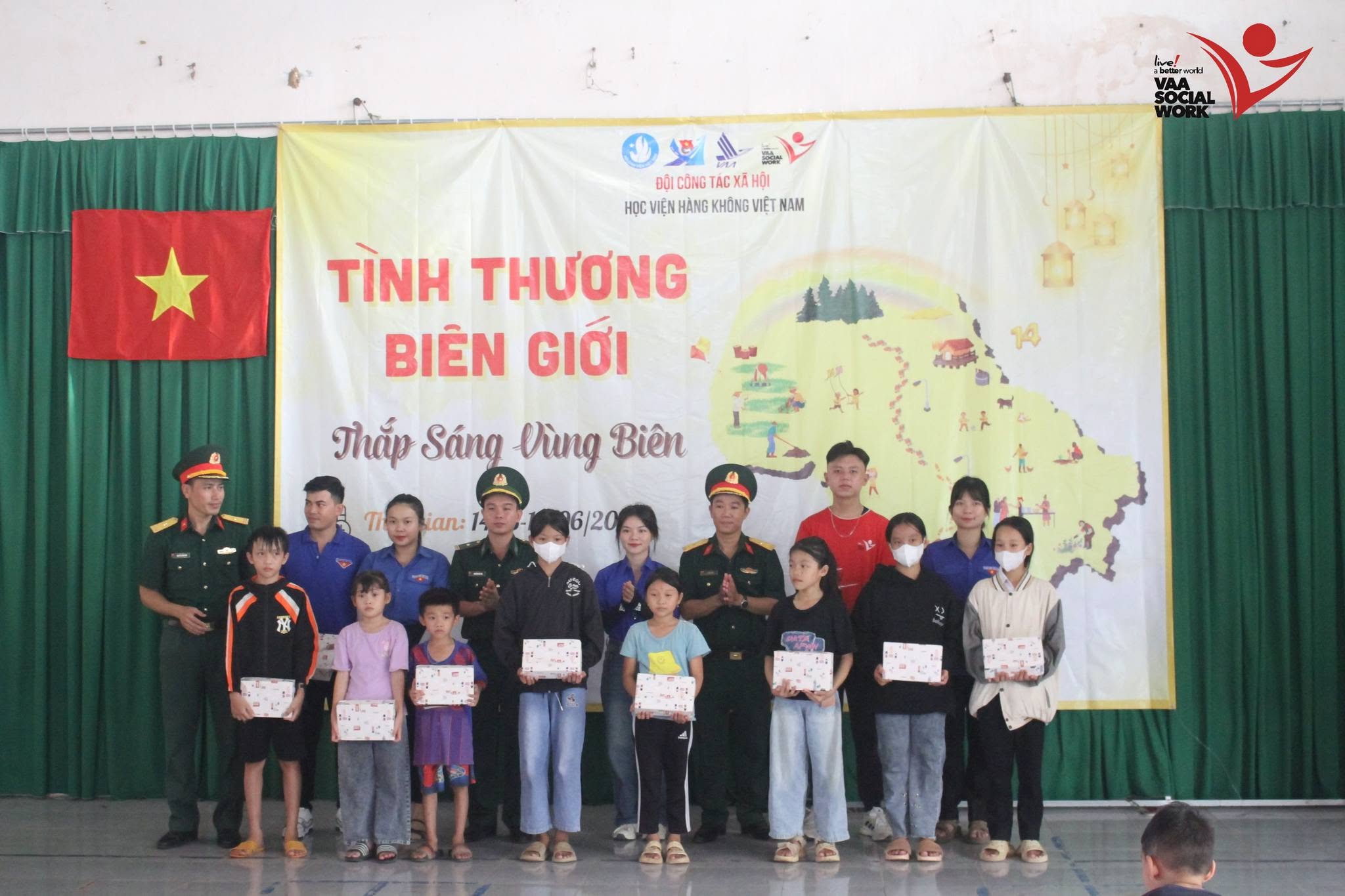 Các phần học bổng được trao gửi đến các em học sinh.