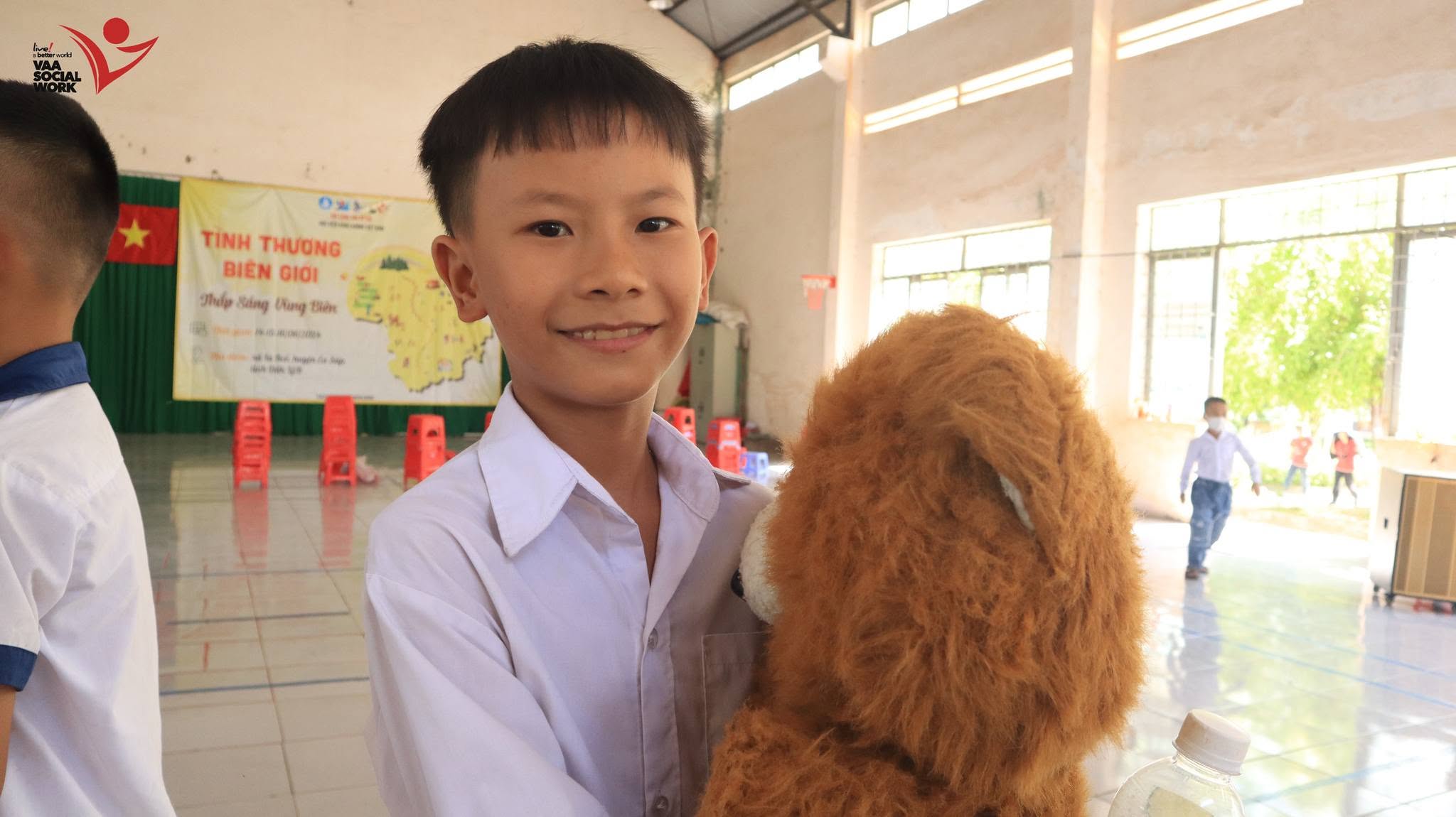 Em nhỏ với phần quà nhận được từ gian hàng trò chơi.