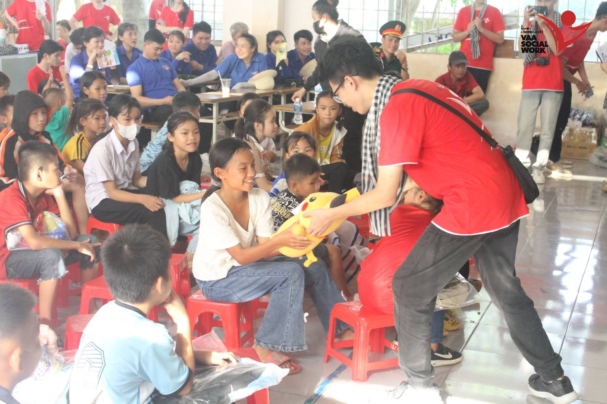 Các món quà nhỏ được gửi gắm đến các em nhỏ.