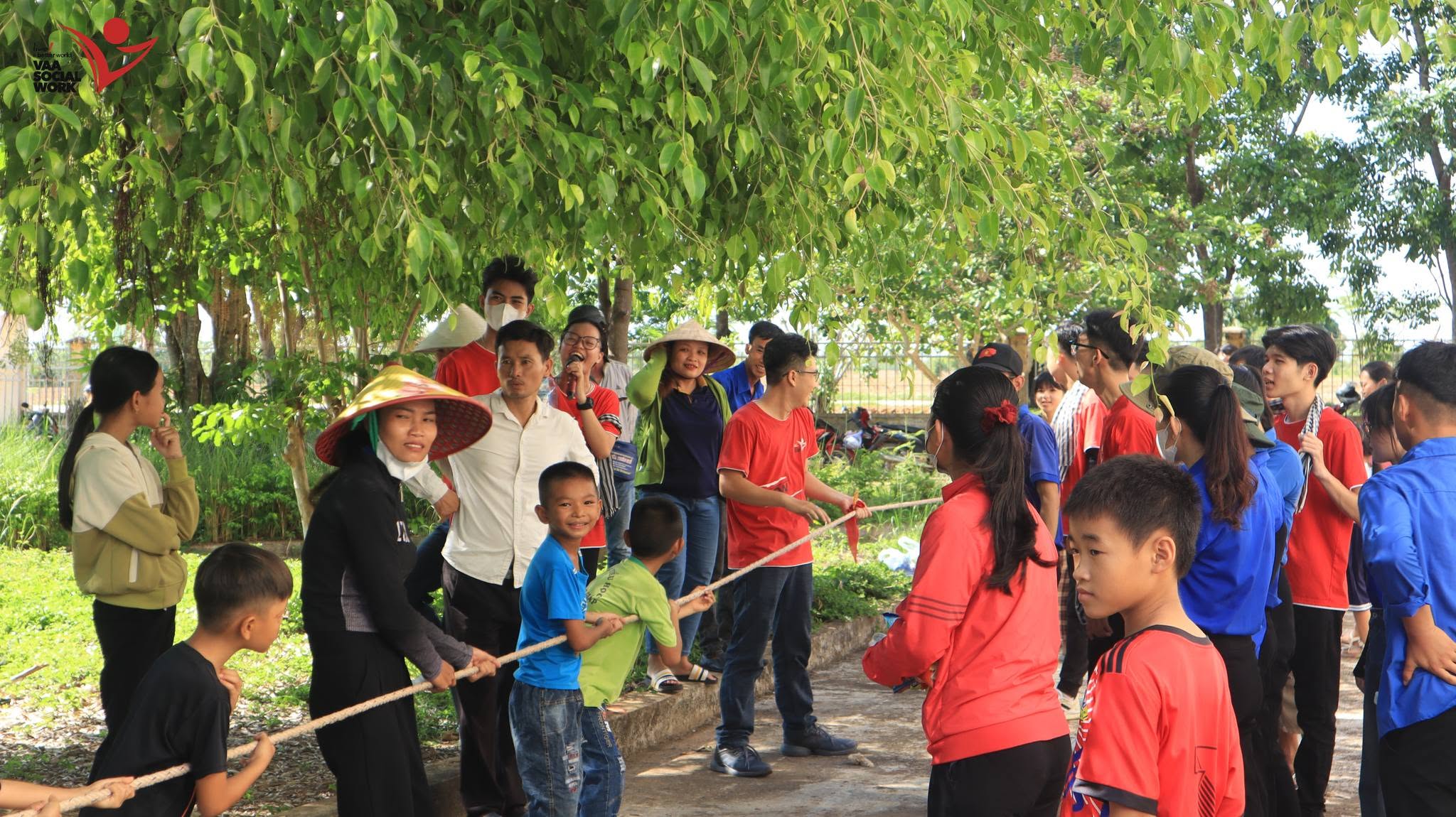 Các em nhỏ tham gia vào trò chơi kéo co.