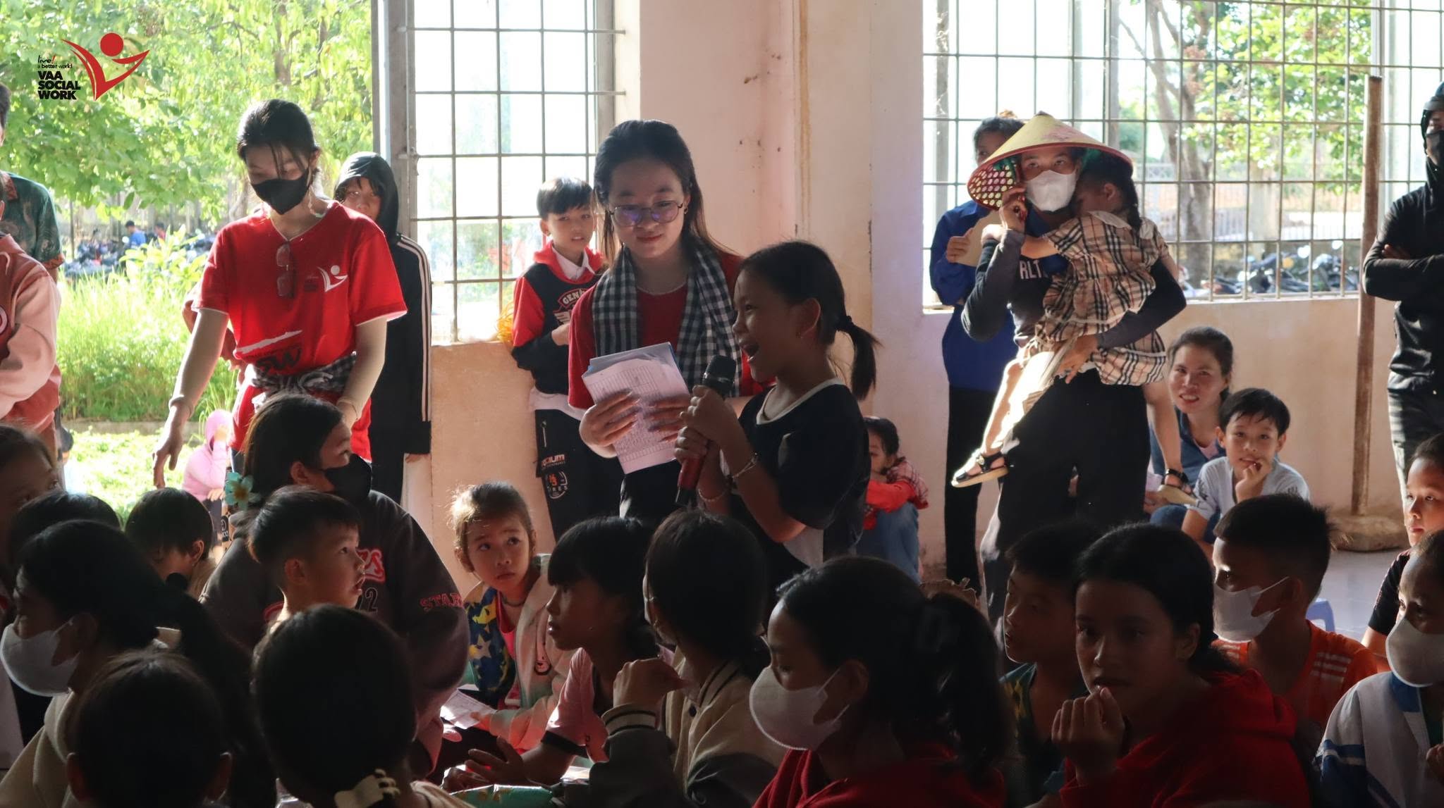 Giao lưu cùng các em học sinh.