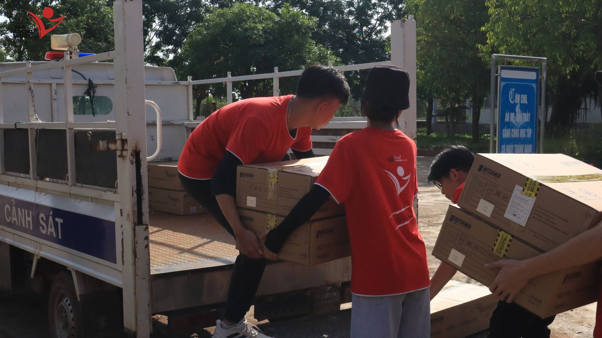 Vận chuyển các bóng đèn năng lượng mặt trời đến địa điểm lắp đặt. Vận chuyển các bóng đèn năng lượng mặt trời đến địa điểm lắp đặt.