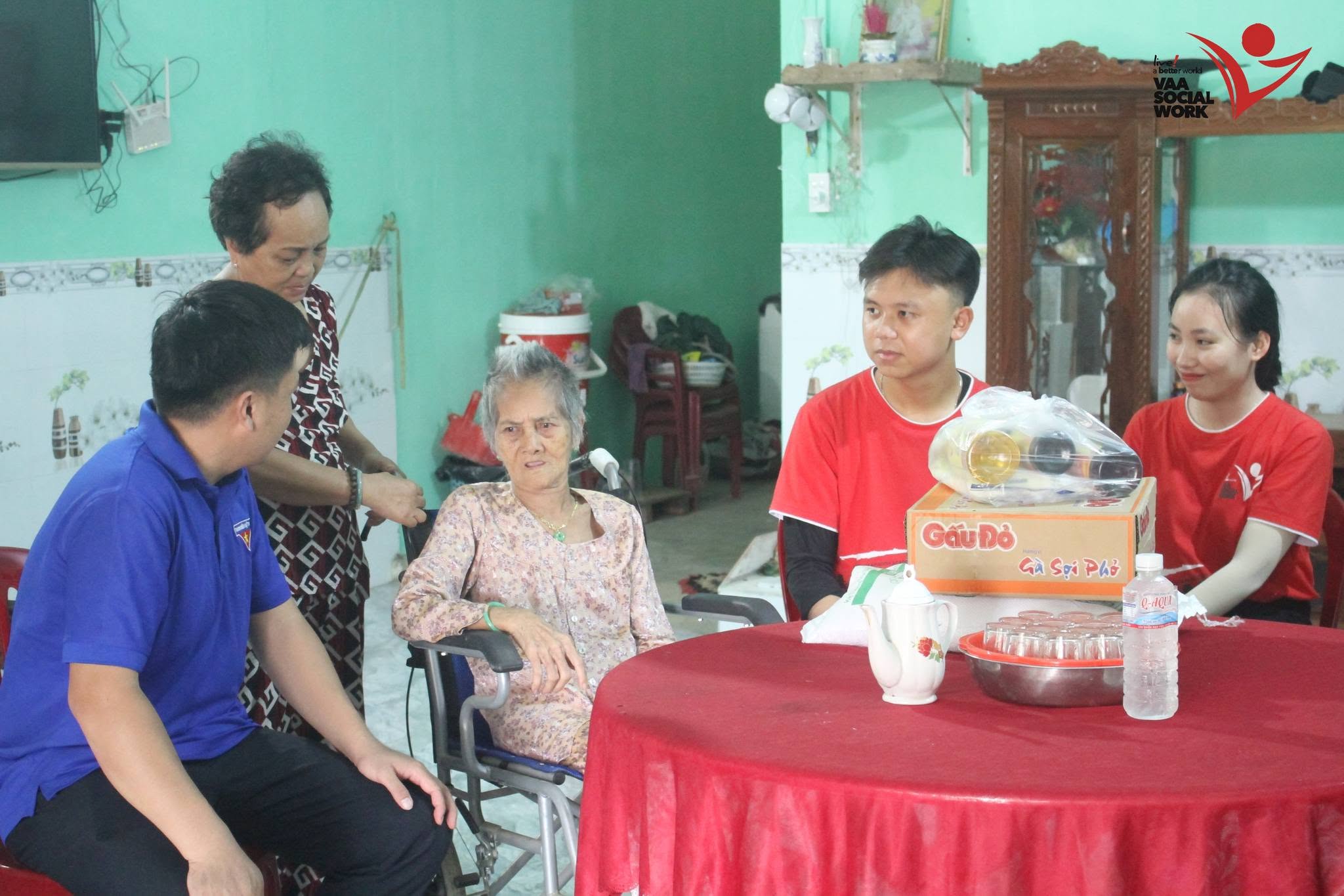 Đội ân cần thăm hỏi, trò chuyện và trao phần quà tri ân đến mẹ Việt Nam anh hùng.