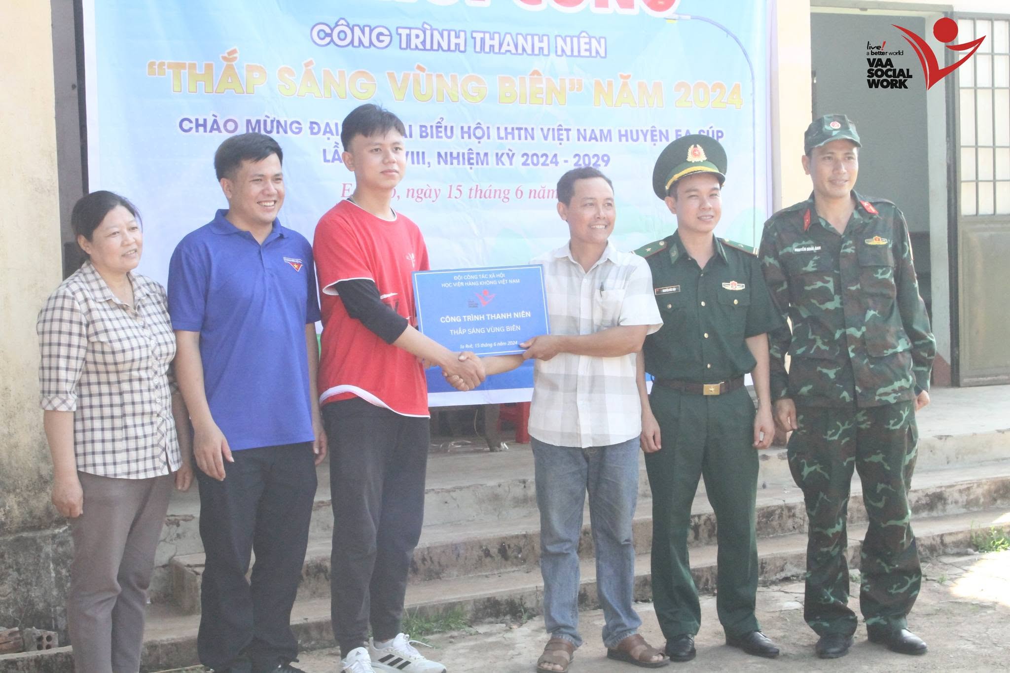 Đội cùng Huyện Đoàn Ea Súp, Xã Đoàn Ia Rvê và địa phương thực hiện nghi thức bàn giao.
