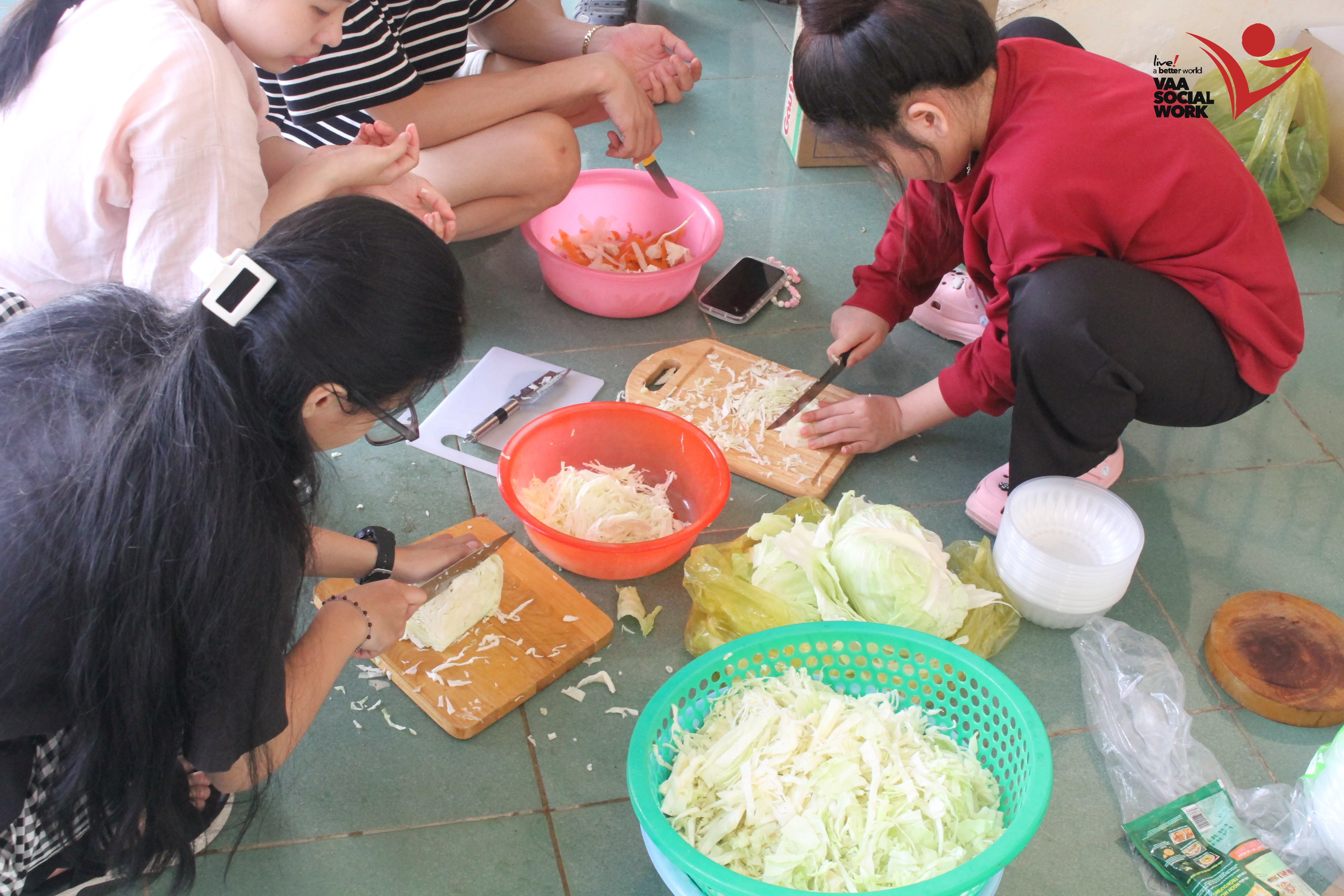Team ẩm thực đang chuẩn bị các món ăn.