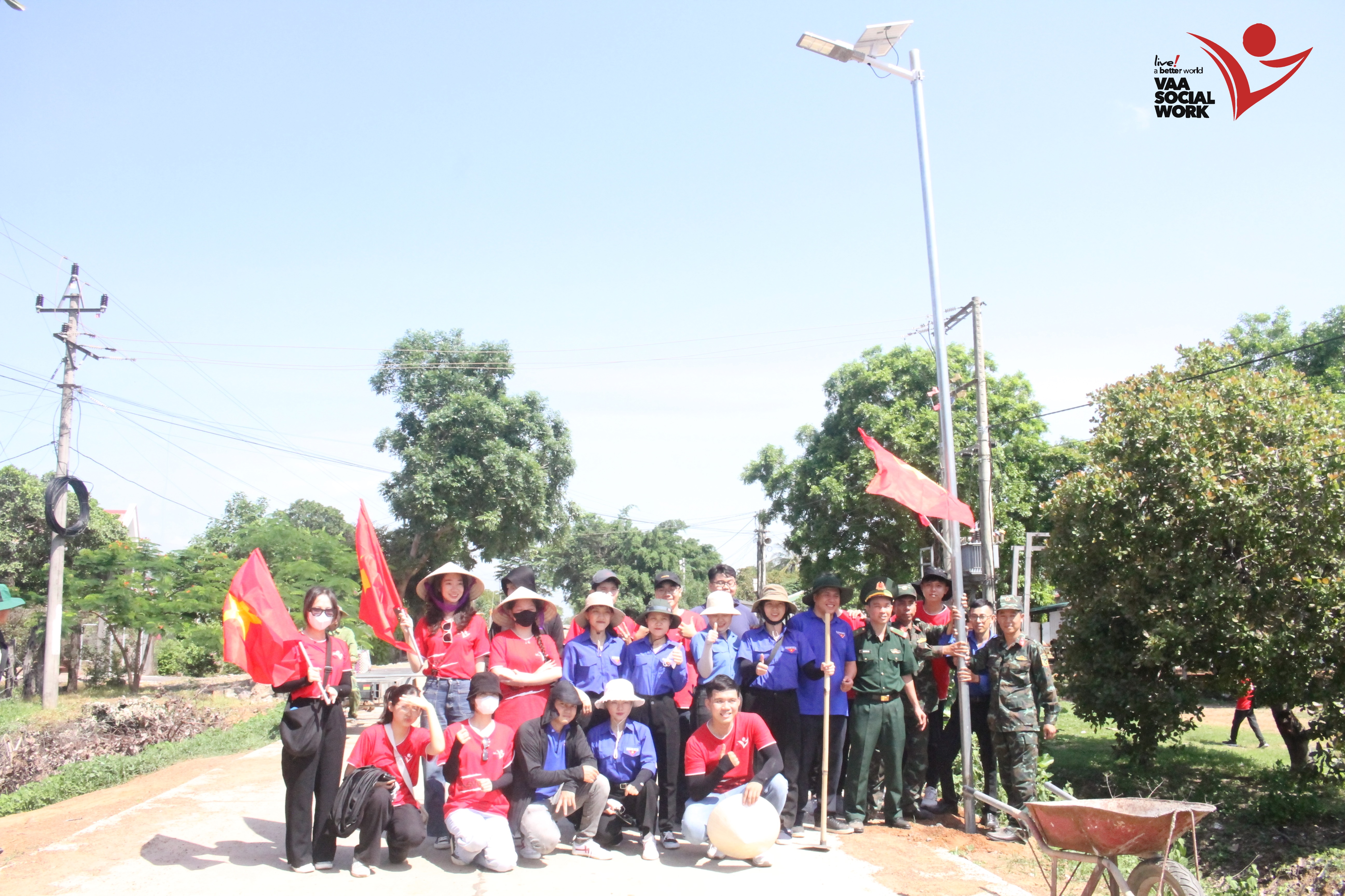 Trụ đèn đầu tiên được lắp đặt thành công.