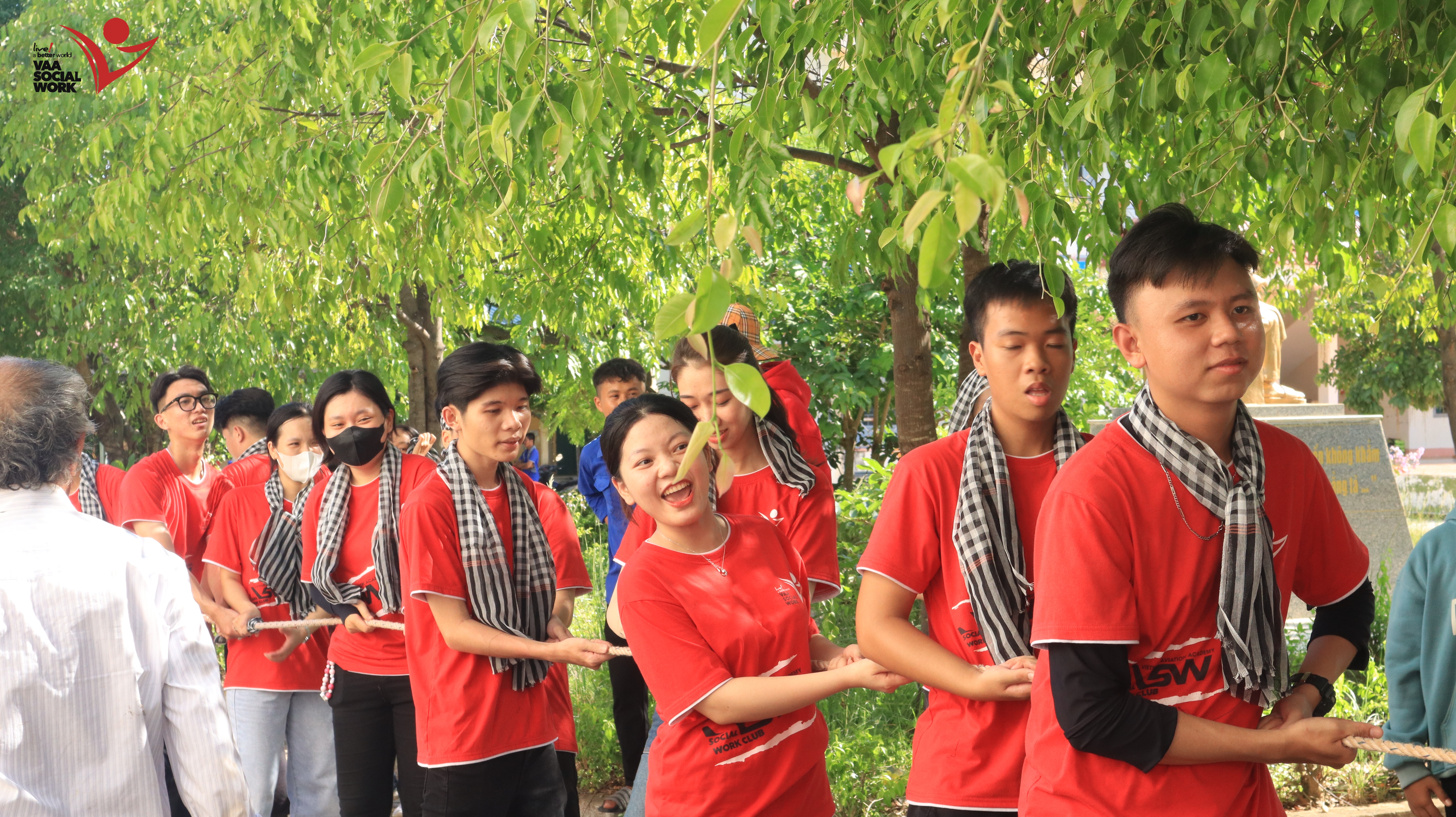 Các bạn thành viên cũng tham gia chơi cùng các em nhỏ.