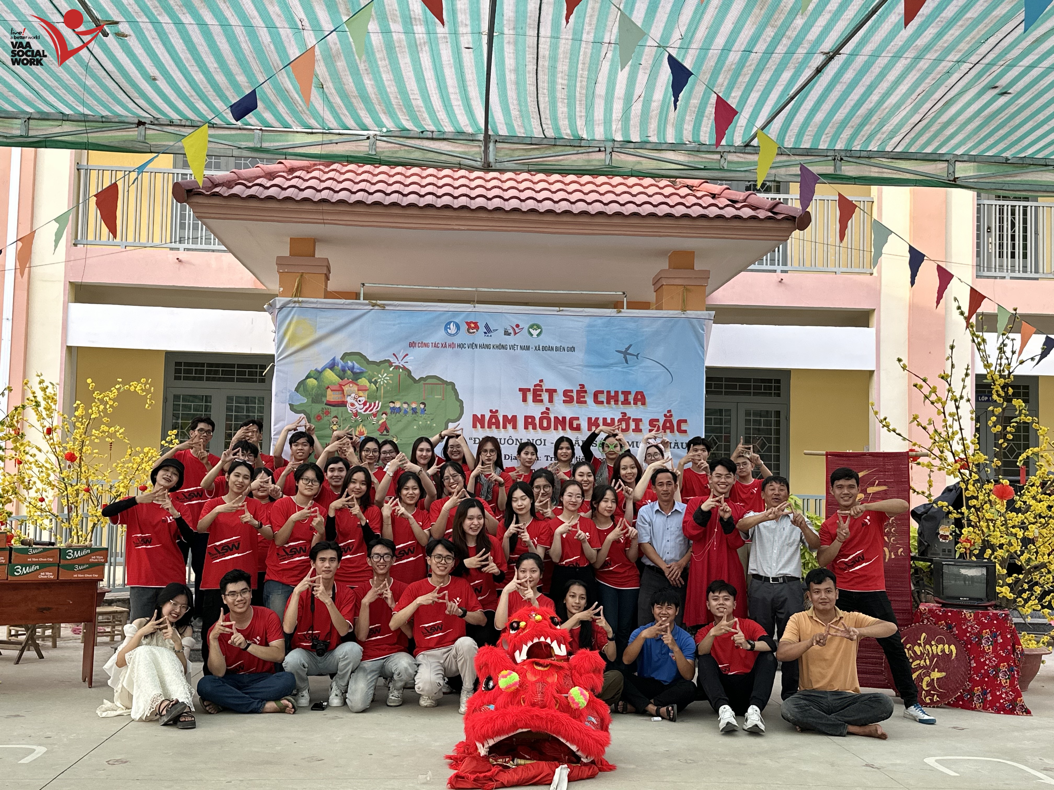 Tập thể Đội Công tác Xã hội Học viện Hàng không Việt Nam